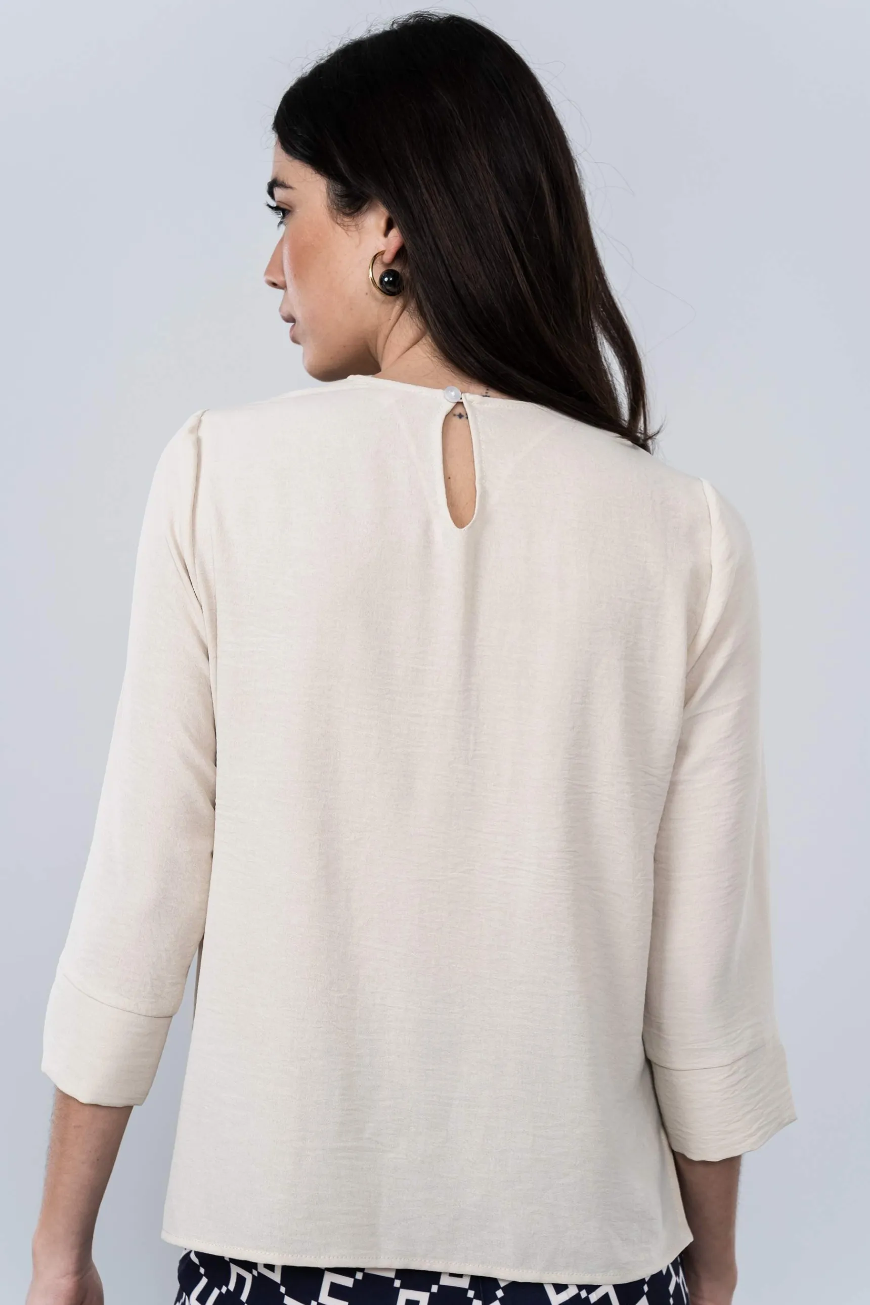blusa_cruceta_cuello_beig_3.webp Precchio Blusas Y Camisas<BLUSA CRUCETA CUELLO BEIGE
