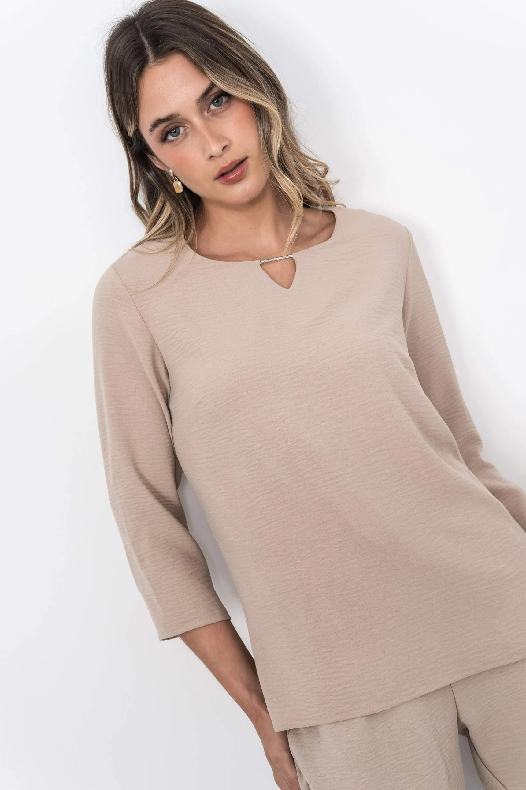 blusa_detalle_brillo_beig_4.webp Precchio Blusas Y Camisas<BLUSA DETALLE BRILLO BEIGE