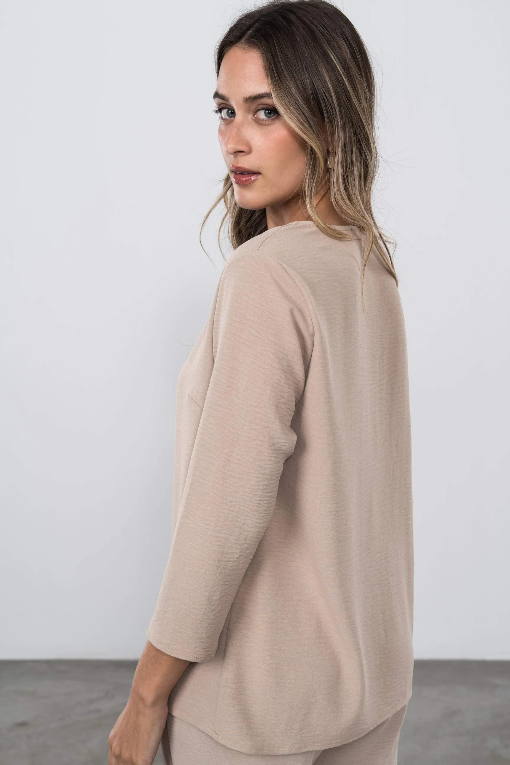 blusa_detalle_brillo_beig_5.webp Precchio Blusas Y Camisas<BLUSA DETALLE BRILLO BEIGE