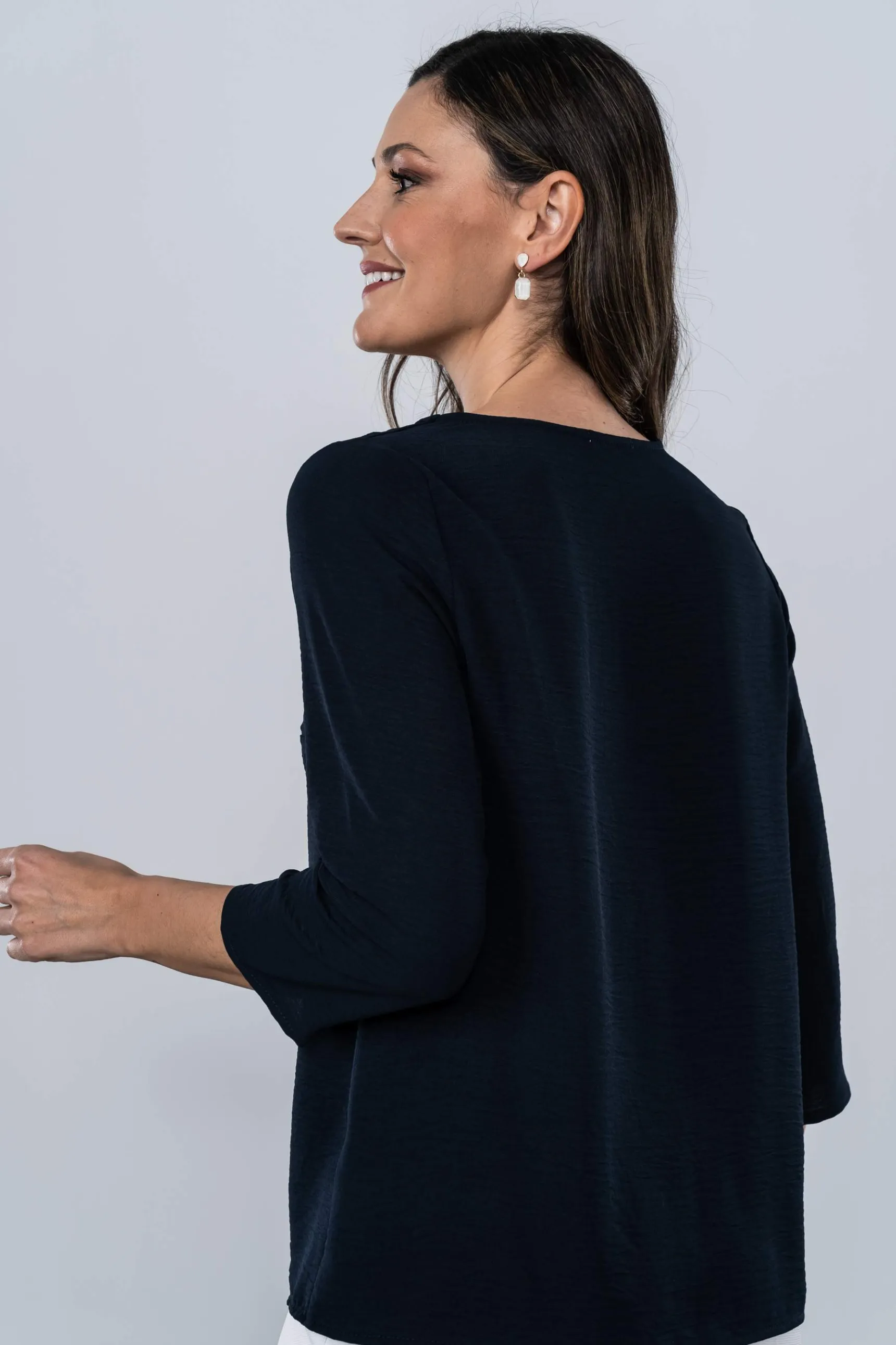 blusa_detalle_brillo_mari_3.webp Precchio Blusas Y Camisas<BLUSA DETALLE BRILLO MARINO