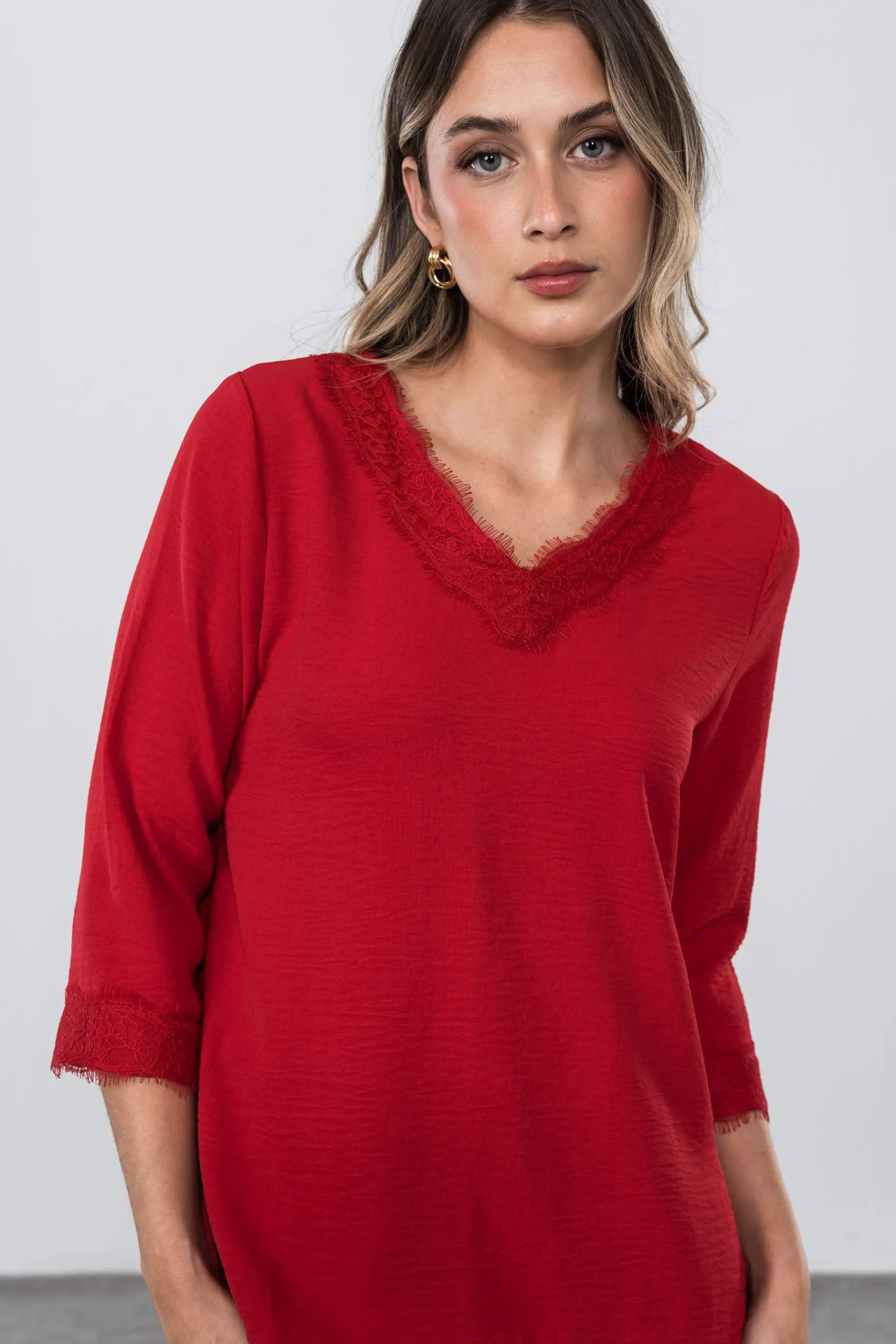 blusa_encaje_manga_france_6-4.webp Precchio Blusas Y Camisas<BLUSA ENCAJE MANGA FRANCESA ROJO