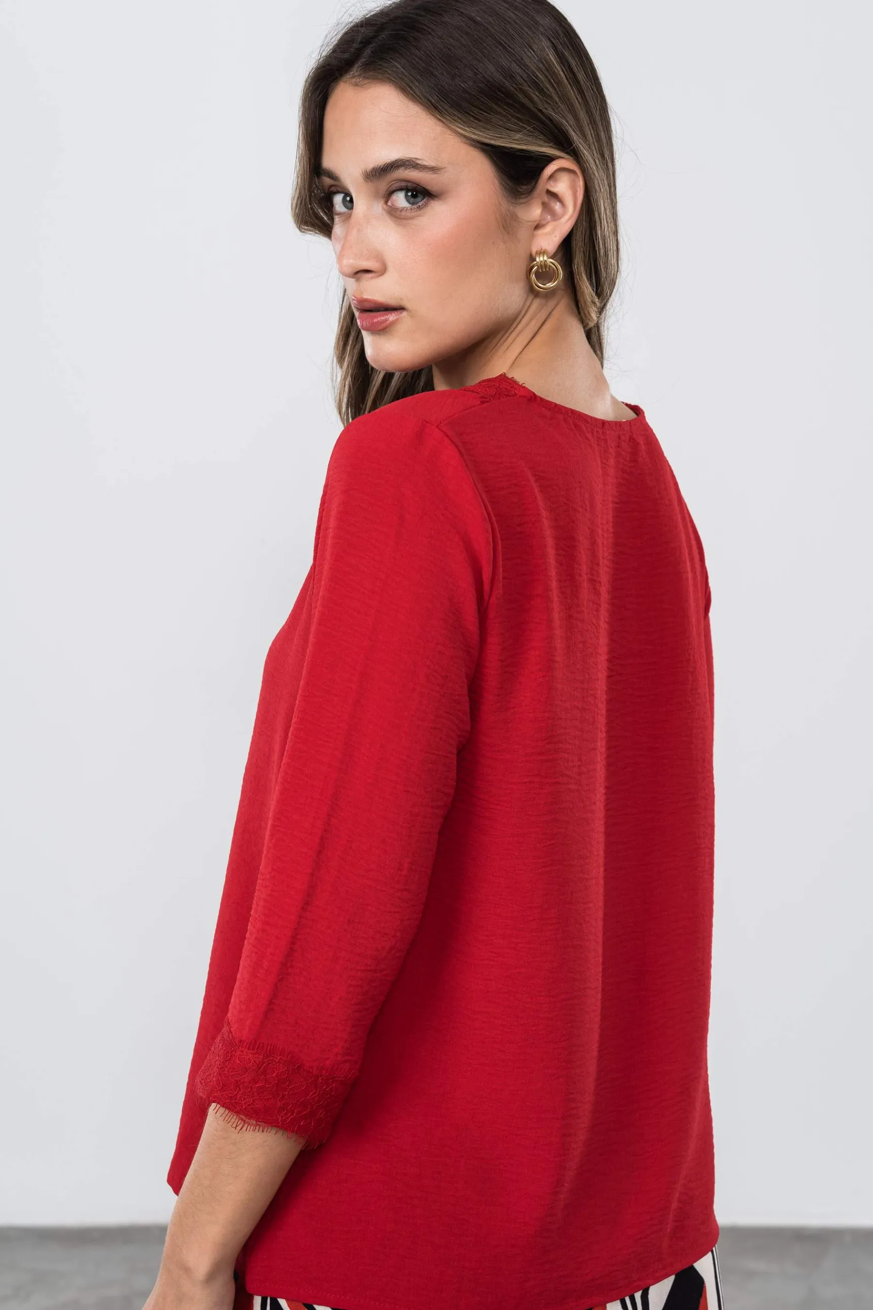 blusa_encaje_manga_france_7-4.webp Precchio Blusas Y Camisas<BLUSA ENCAJE MANGA FRANCESA ROJO