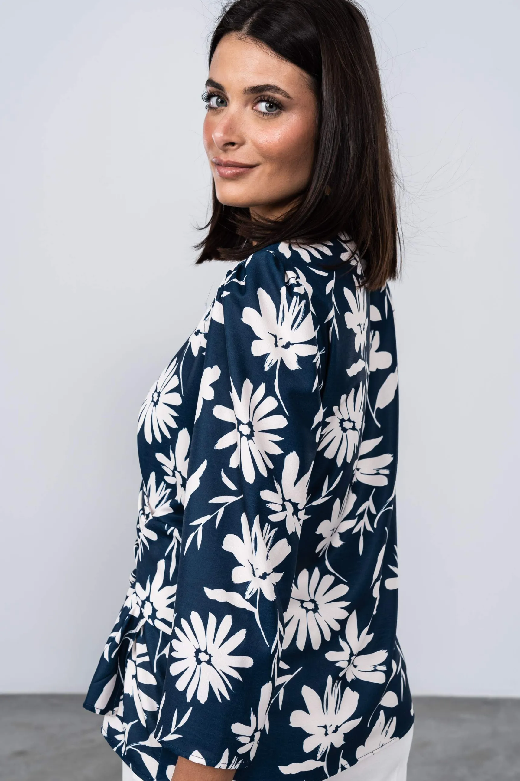 blusa_recogido_lateral_fl_5.webp Precchio Blusas Y Camisas<BLUSA RECOGIDO LATERAL FLOR