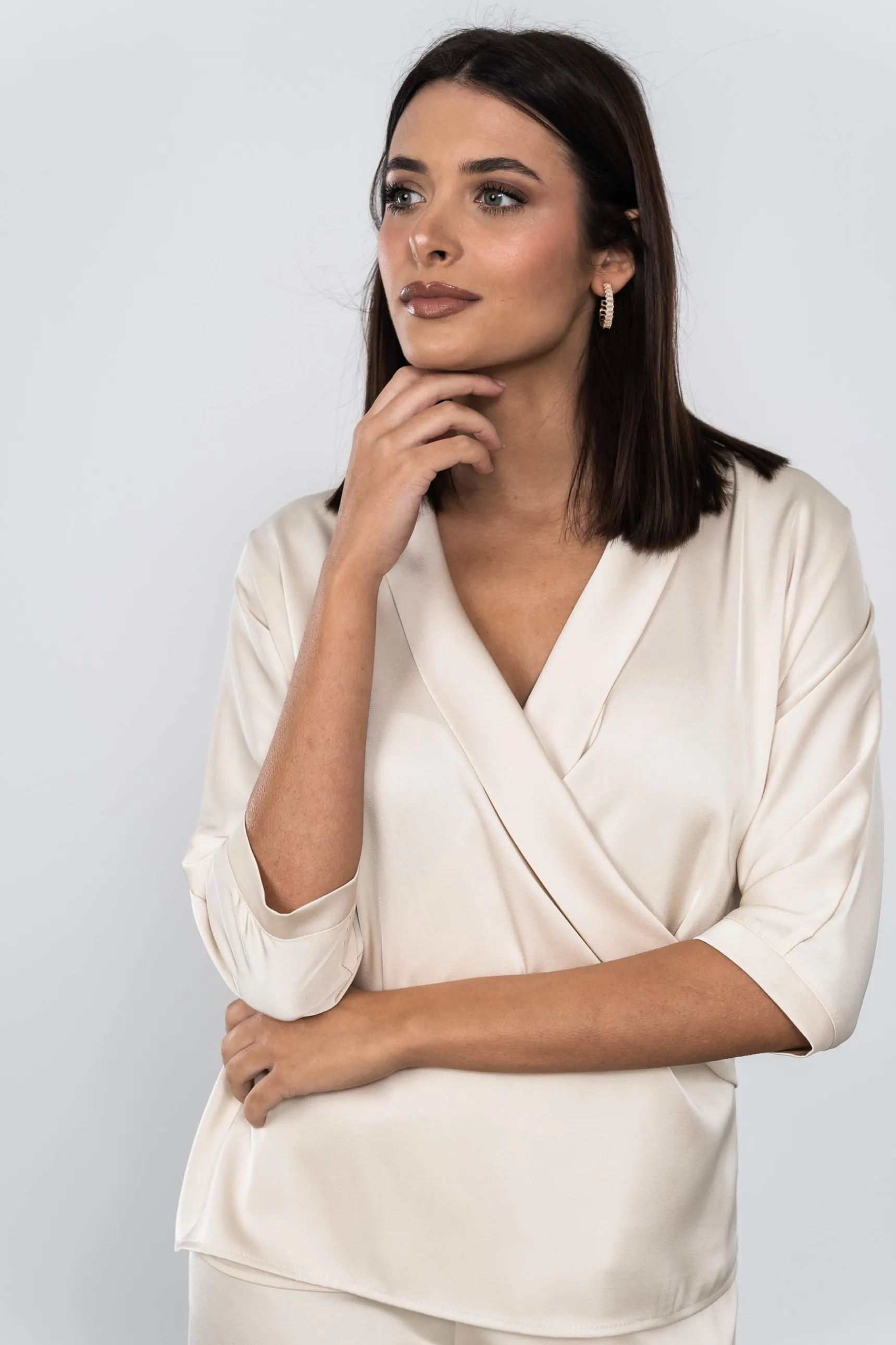 blusa_satinada_smoking_be_6.webp Precchio Blusas Y Camisas<BLUSA SATINADA SMOKING BEIGE