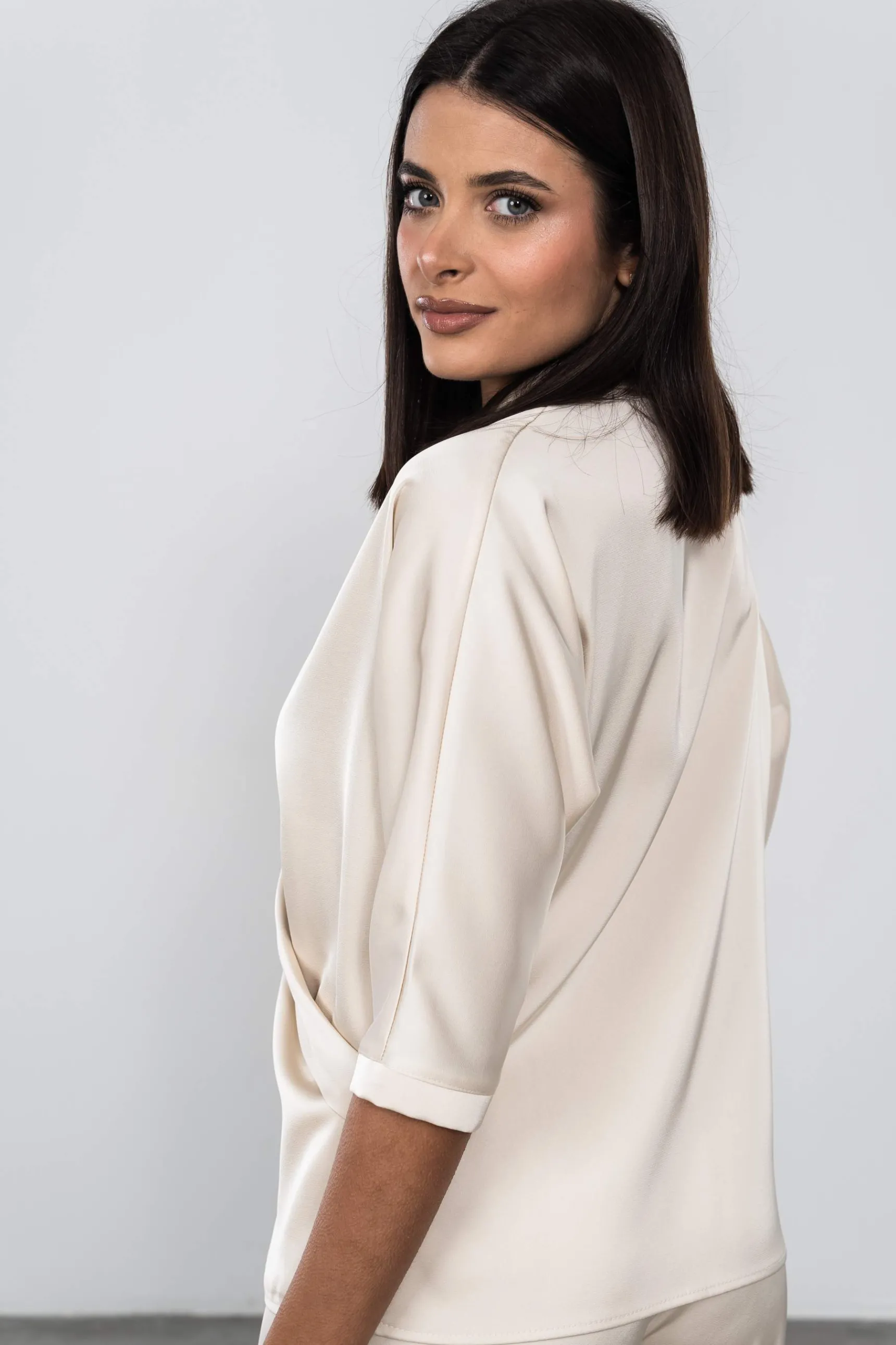 blusa_satinada_smoking_be_7.webp Precchio Blusas Y Camisas<BLUSA SATINADA SMOKING BEIGE