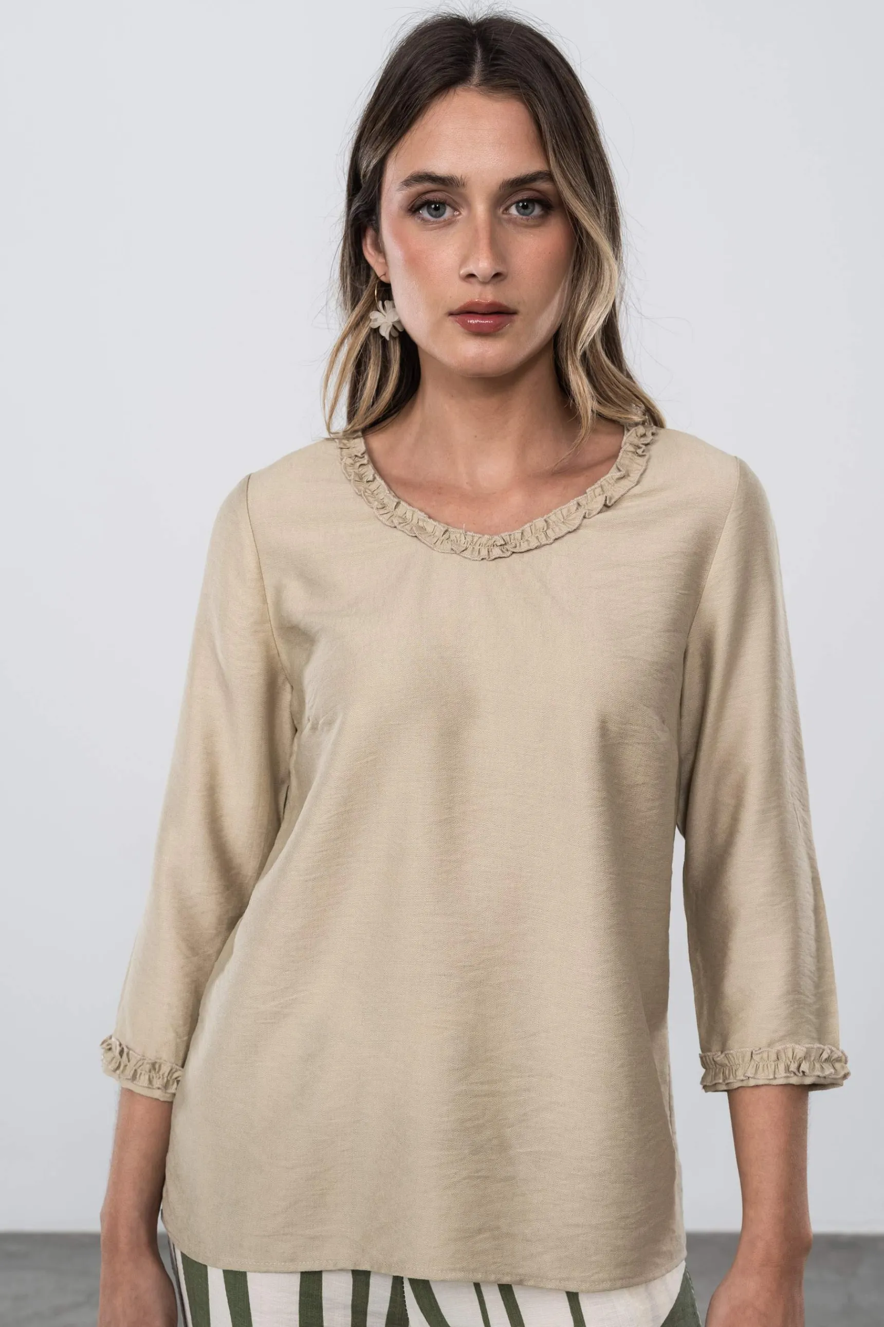 Precchio Blusas Y Camisas<BLUSA VOLANTITO DECORATIVO BEIGE