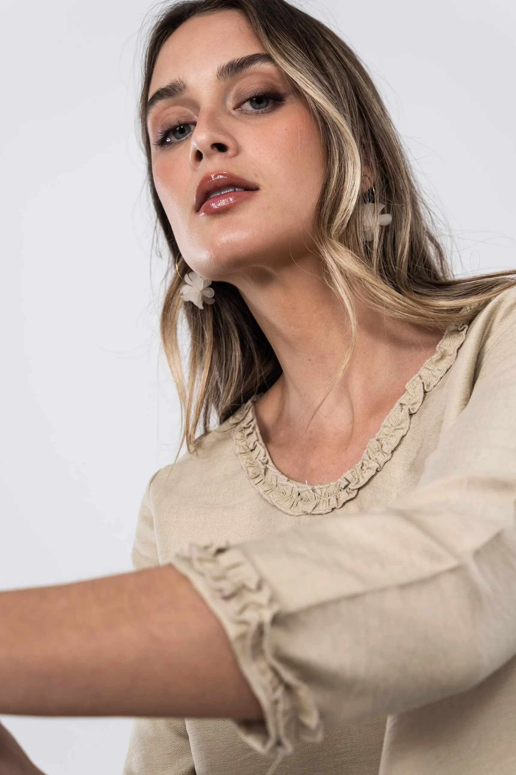 blusa_volantito_decorativ_2-1.webp Precchio Blusas Y Camisas<BLUSA VOLANTITO DECORATIVO BEIGE