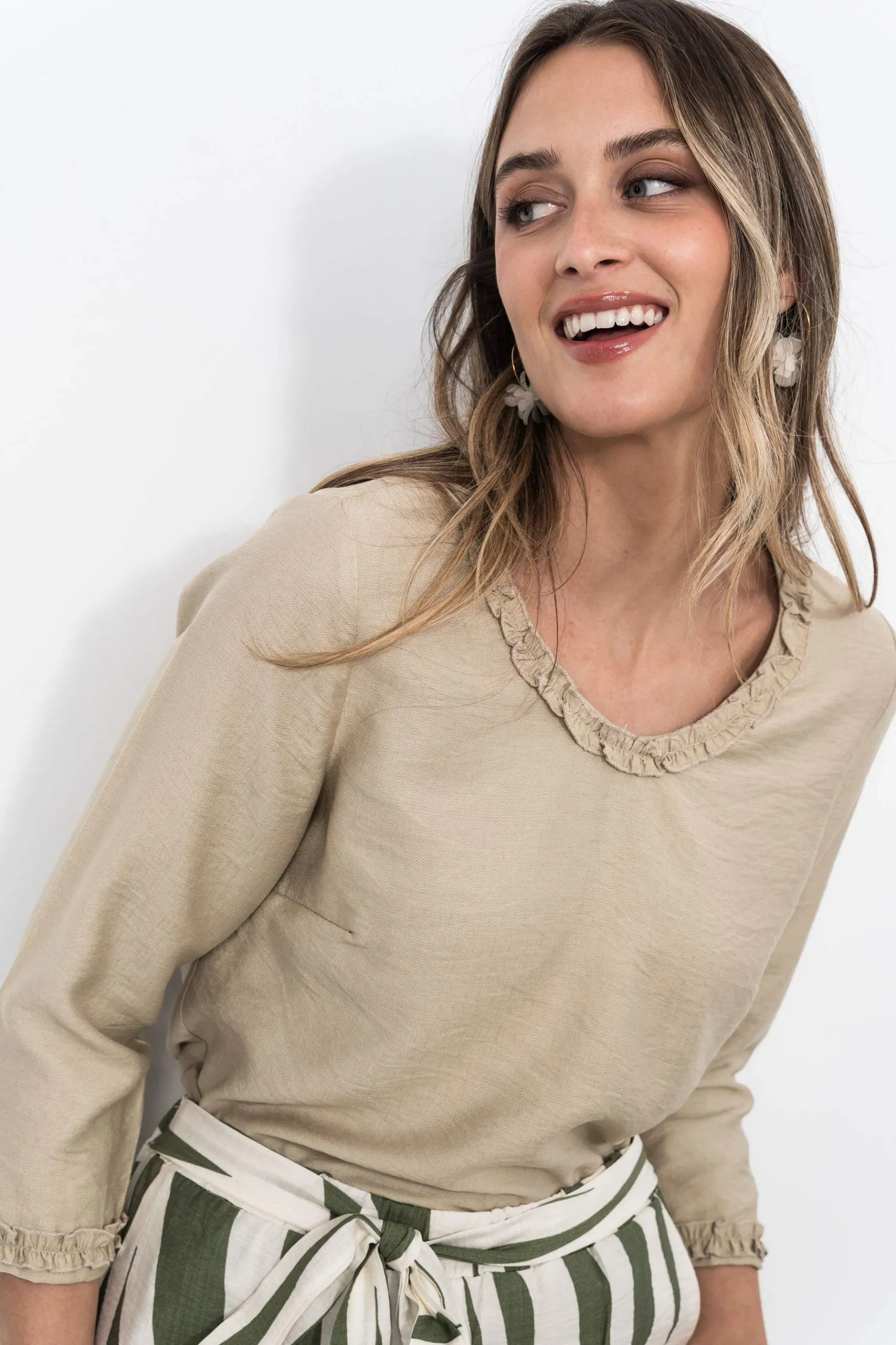 blusa_volantito_decorativ_3-1.webp Precchio Blusas Y Camisas<BLUSA VOLANTITO DECORATIVO BEIGE