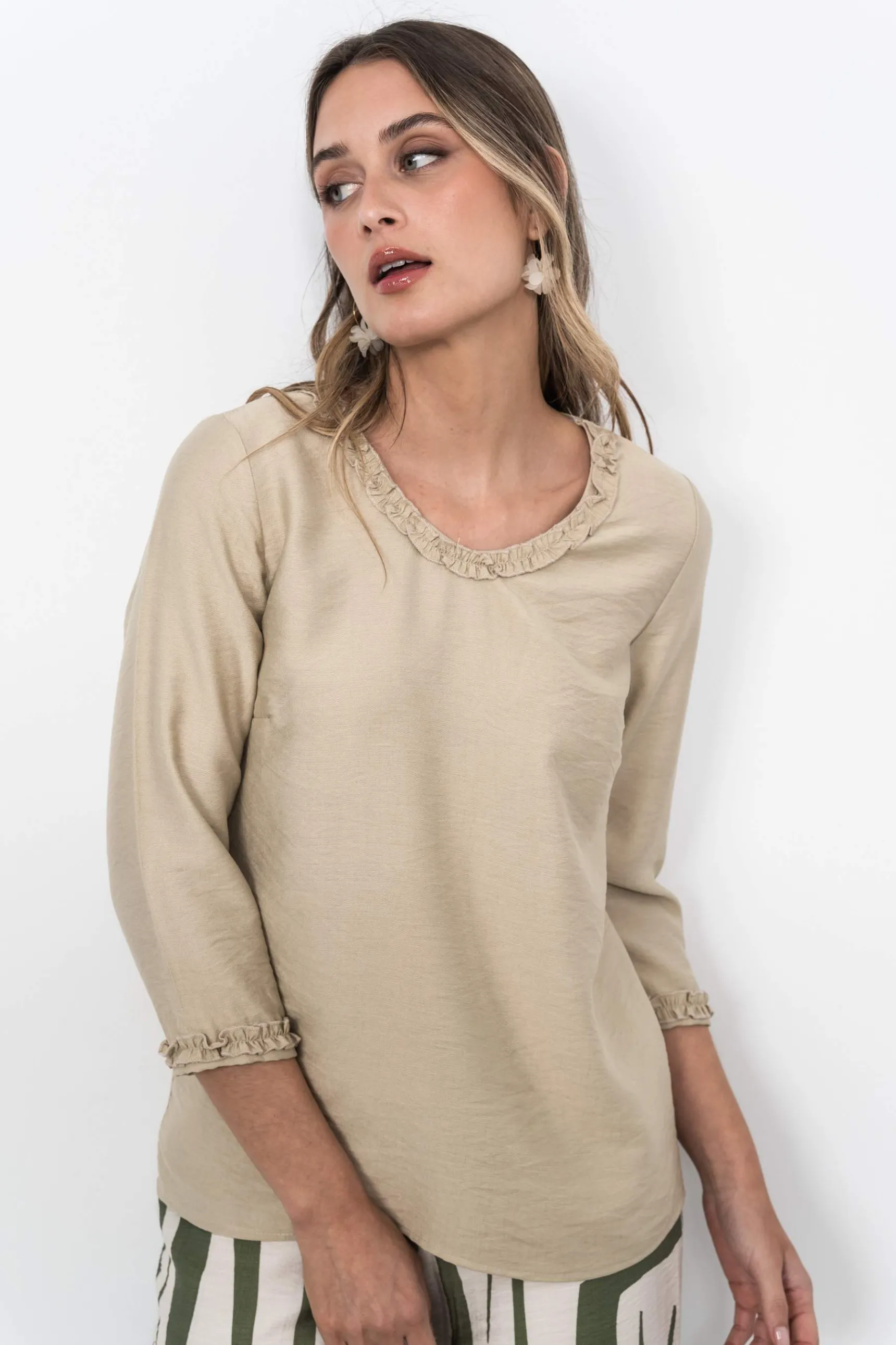 blusa_volantito_decorativ_6.webp Precchio Blusas Y Camisas<BLUSA VOLANTITO DECORATIVO BEIGE