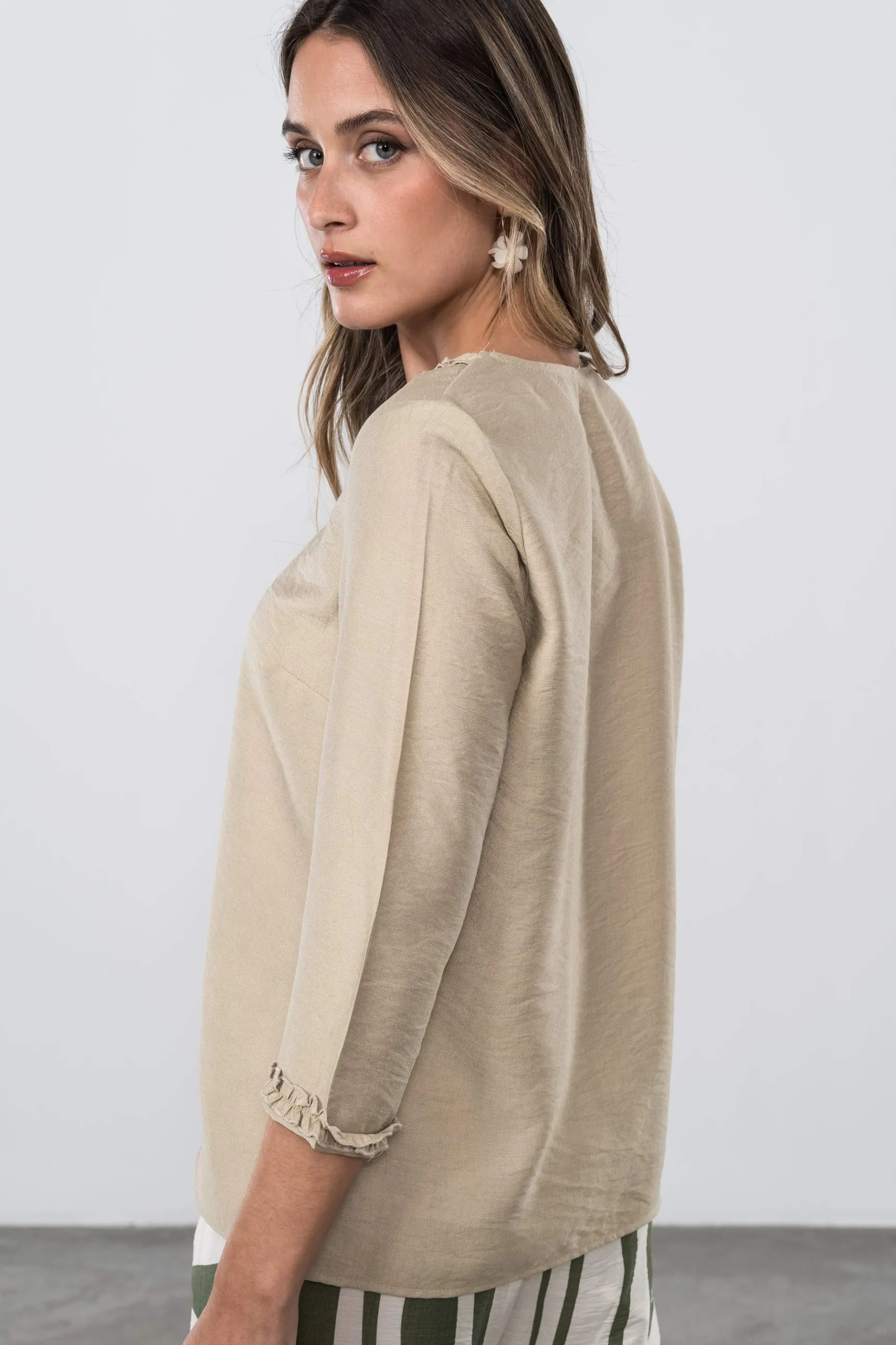 blusa_volantito_decorativ_7.webp Precchio Blusas Y Camisas<BLUSA VOLANTITO DECORATIVO BEIGE