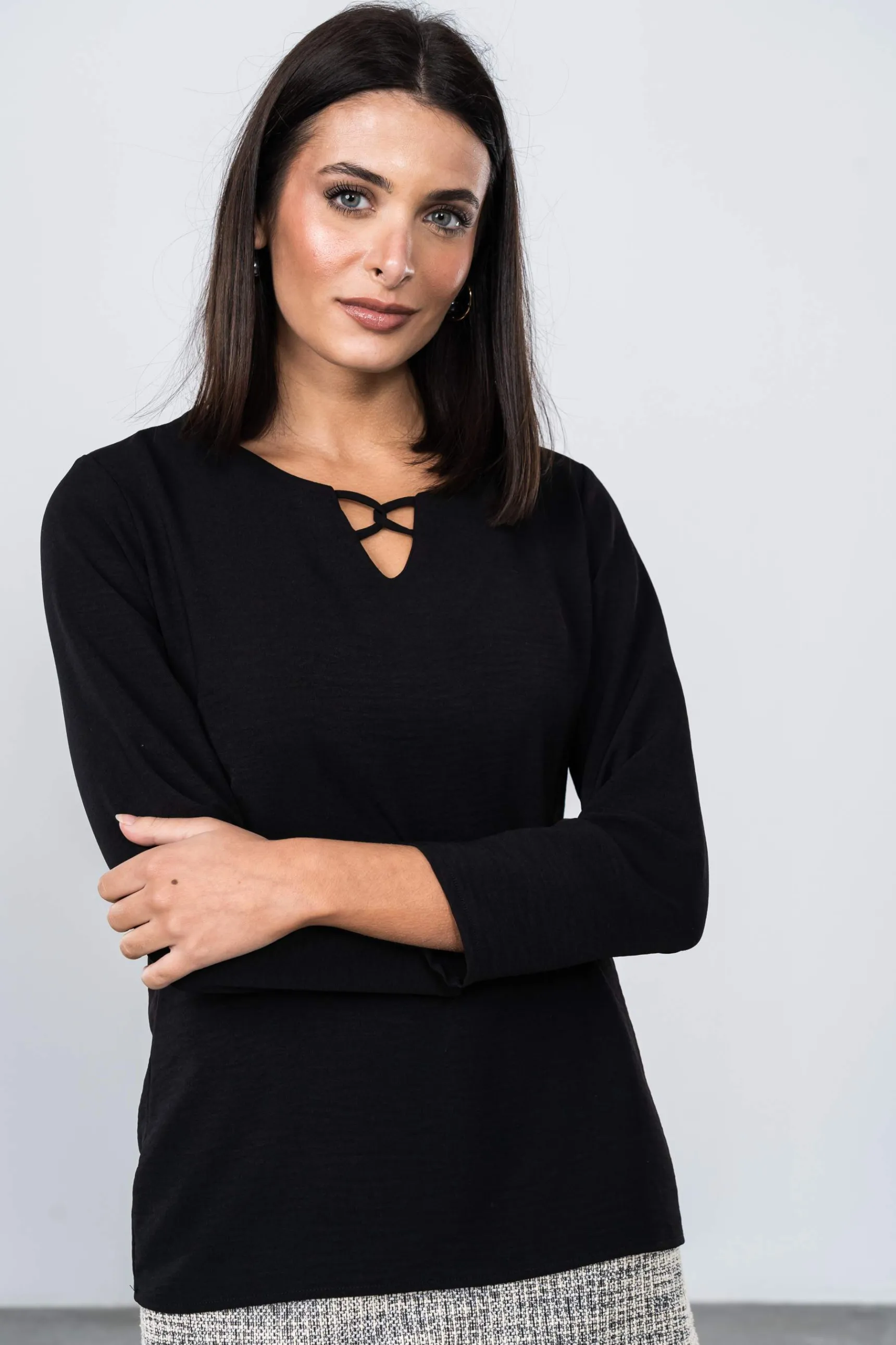 blusn_detalle_negro_6.webp Precchio Blusas Y Camisas<BLUSÓN DETALLE NEGRO
