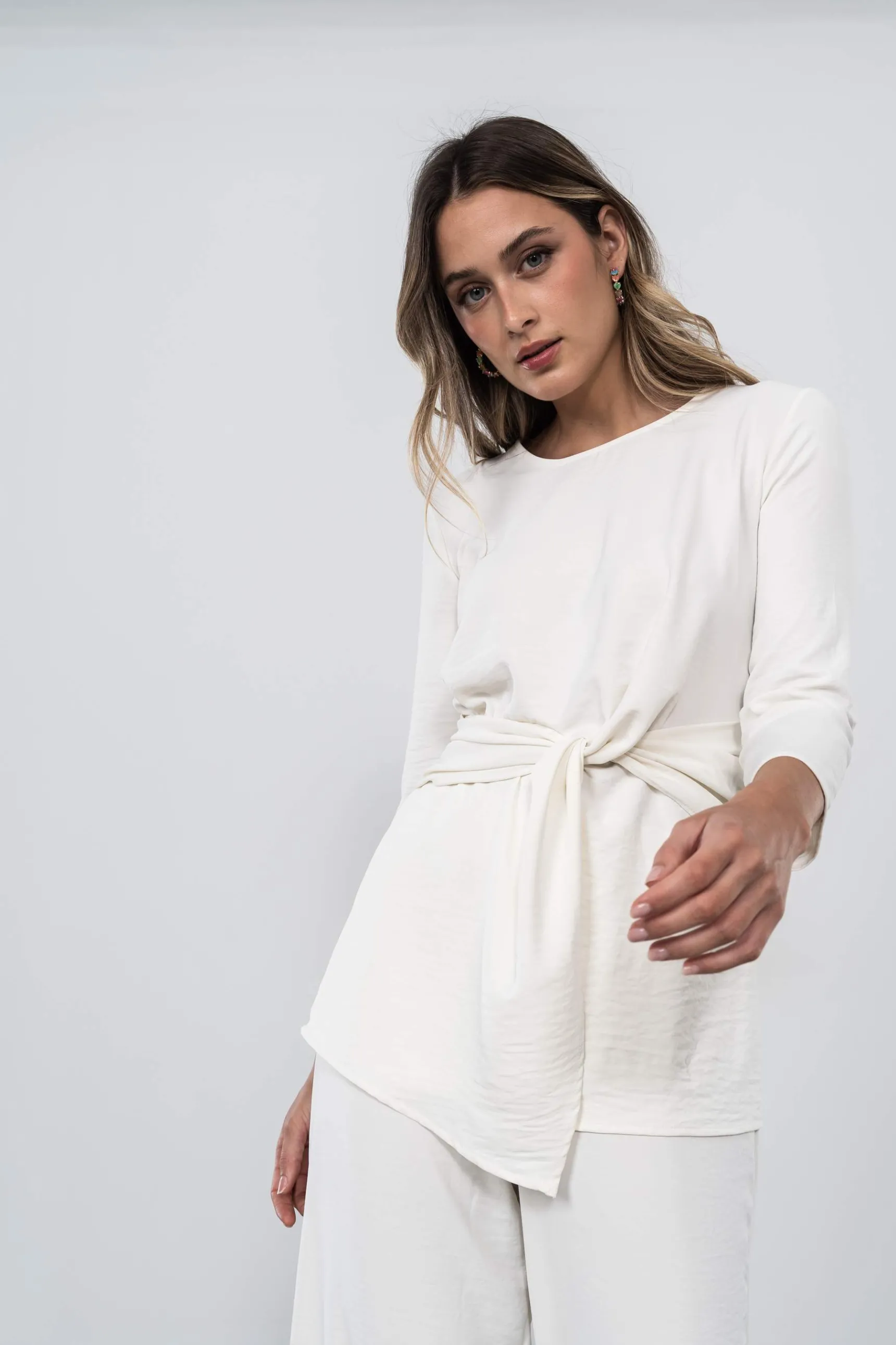 blusn_recogido_lateral_ma_4.webp Precchio Blusas Y Camisas<BLUSÓN RECOGIDO LATERAL MARFIL