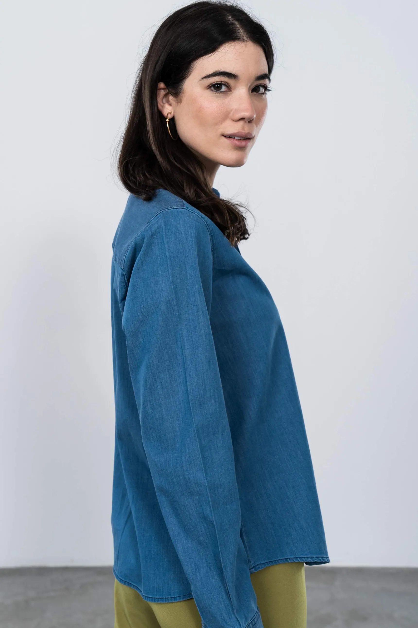 camisa_vaquera_bsica_5.webp Precchio Blusas Y Camisas<CAMISA VAQUERA BÁSICA
