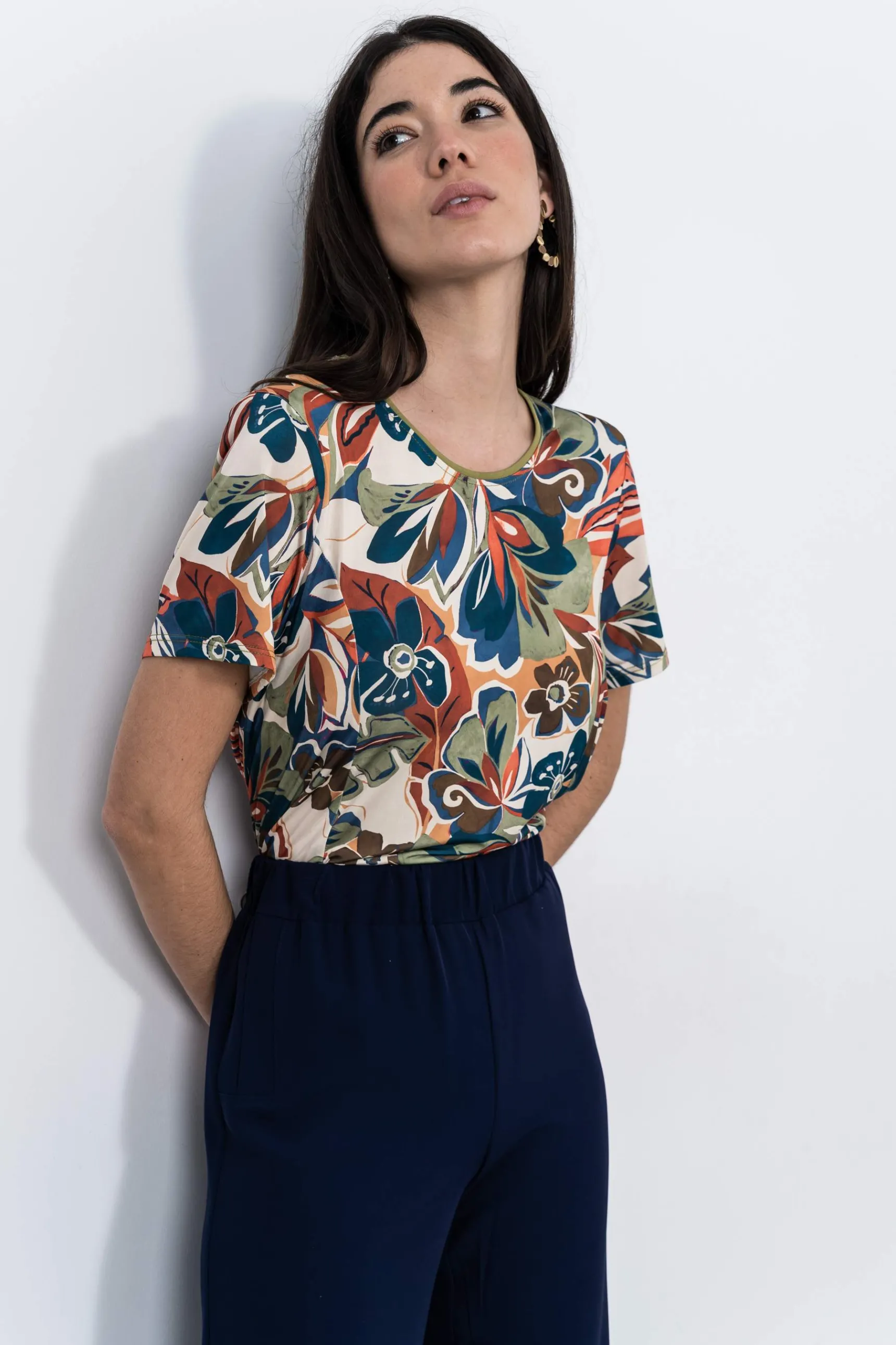 camiseta_floral_aberturas_3.webp Precchio Camisetas<CAMISETA FLORAL ABERTURAS