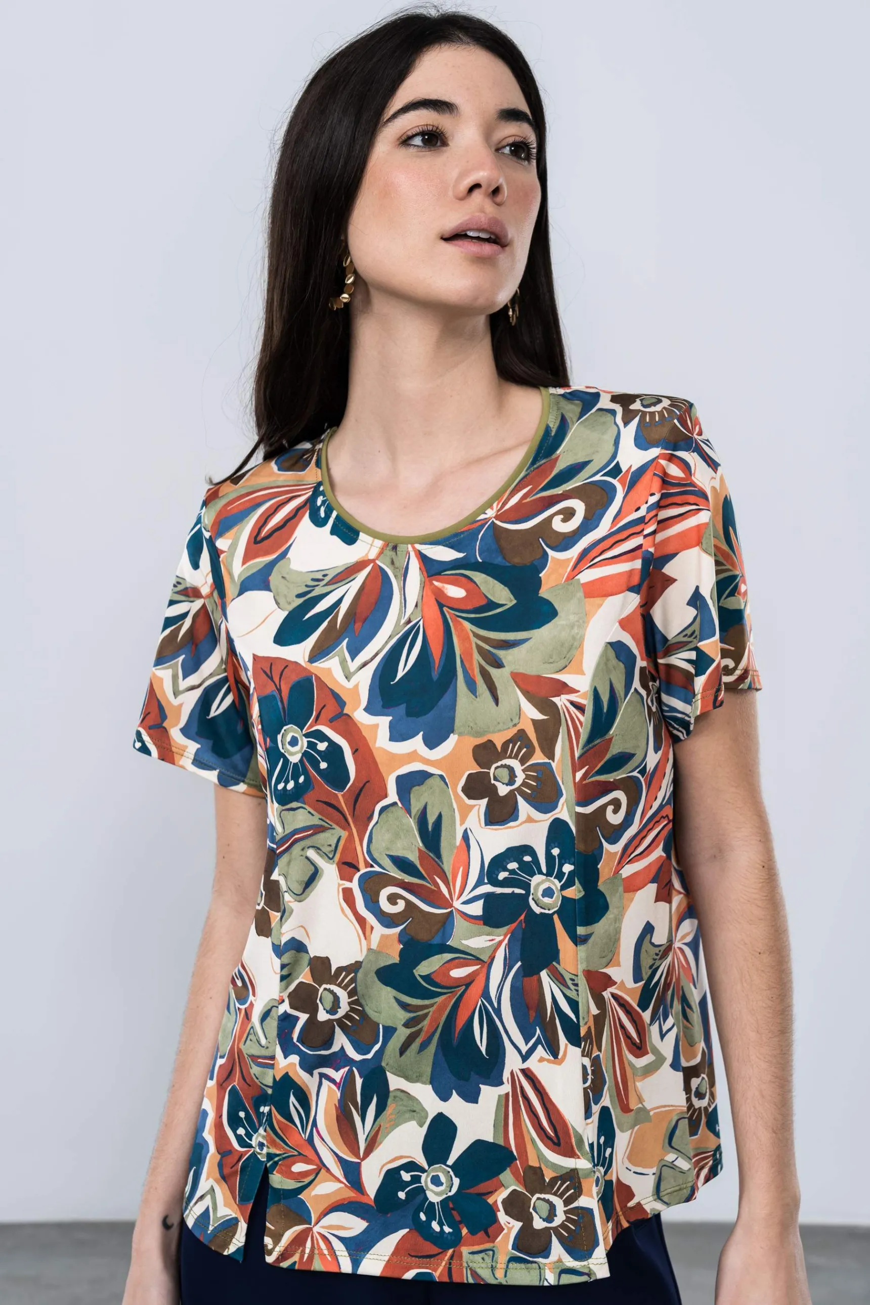 camiseta_floral_aberturas_6.webp Precchio Camisetas<CAMISETA FLORAL ABERTURAS
