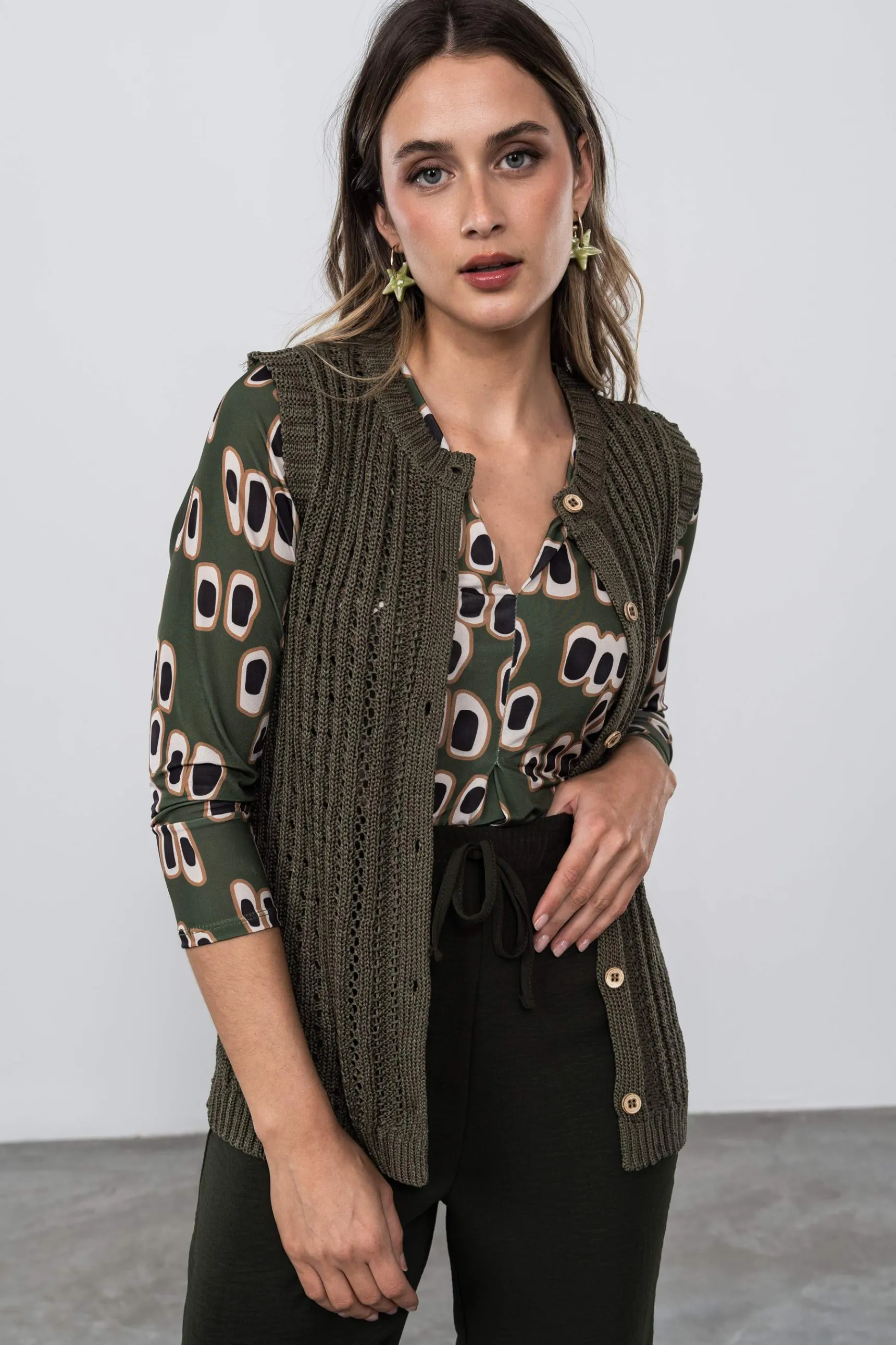 chaleco_calados_botones_k_2.webp Precchio Jerseys Y Cardigans<CHALECO CALADOS BOTONES KAKI
