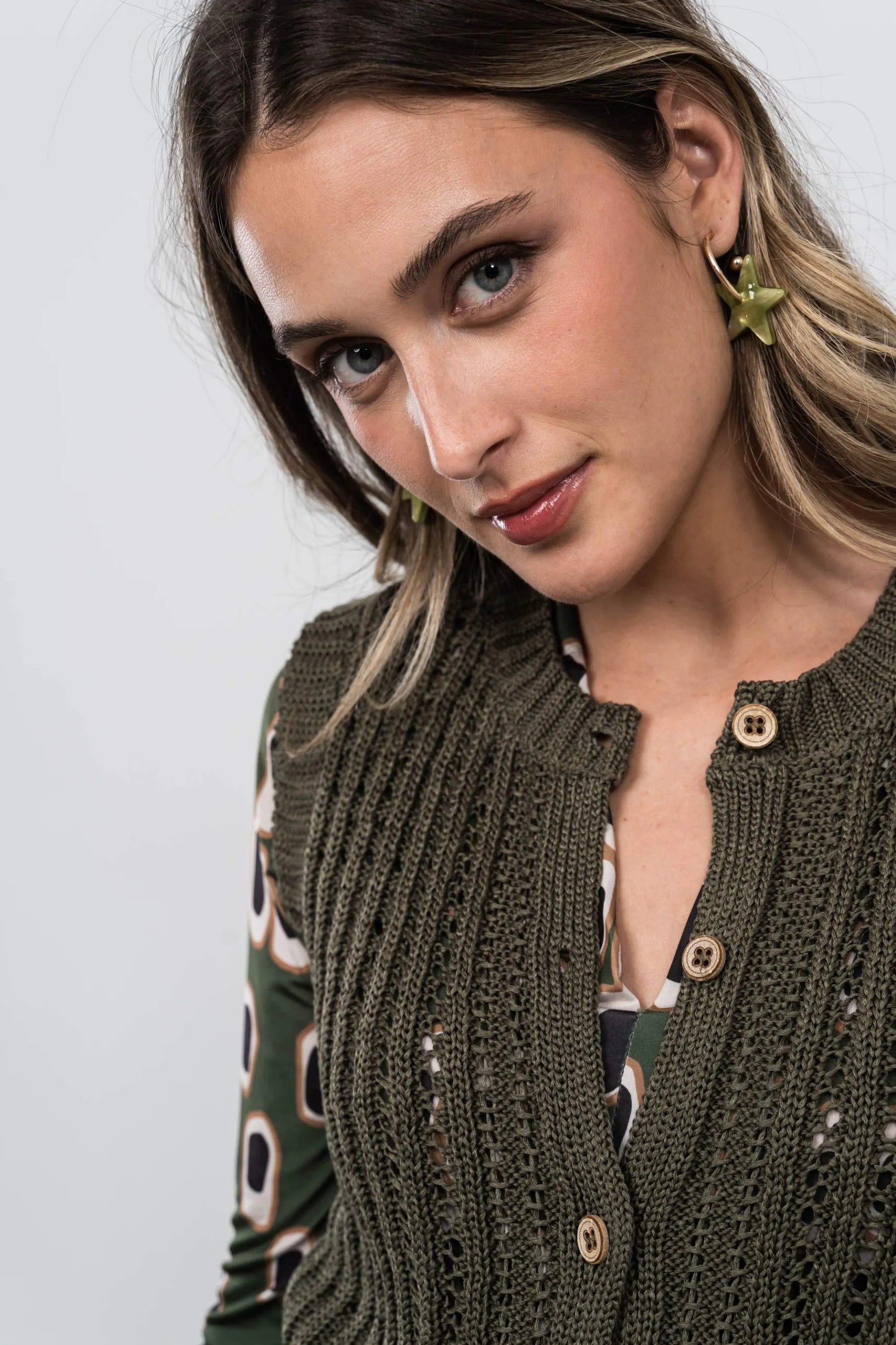 chaleco_calados_botones_k_4.webp Precchio Jerseys Y Cardigans<CHALECO CALADOS BOTONES KAKI