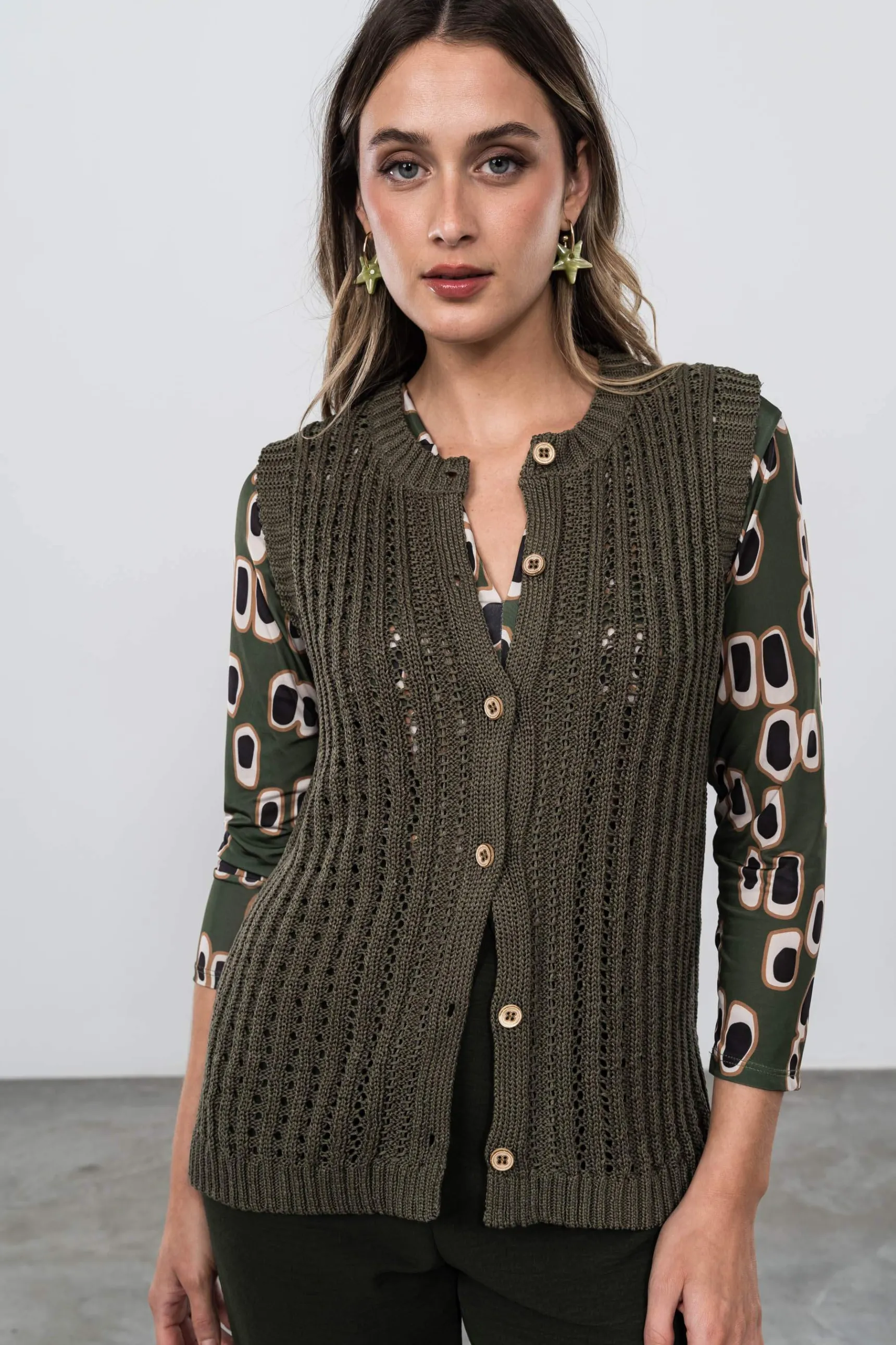 chaleco_calados_botones_k_5.webp Precchio Jerseys Y Cardigans<CHALECO CALADOS BOTONES KAKI