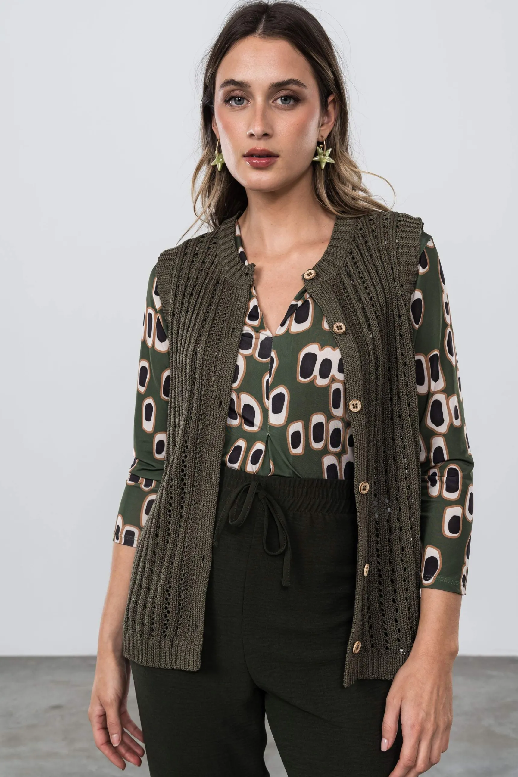 chaleco_calados_botones_k_6.webp Precchio Jerseys Y Cardigans<CHALECO CALADOS BOTONES KAKI