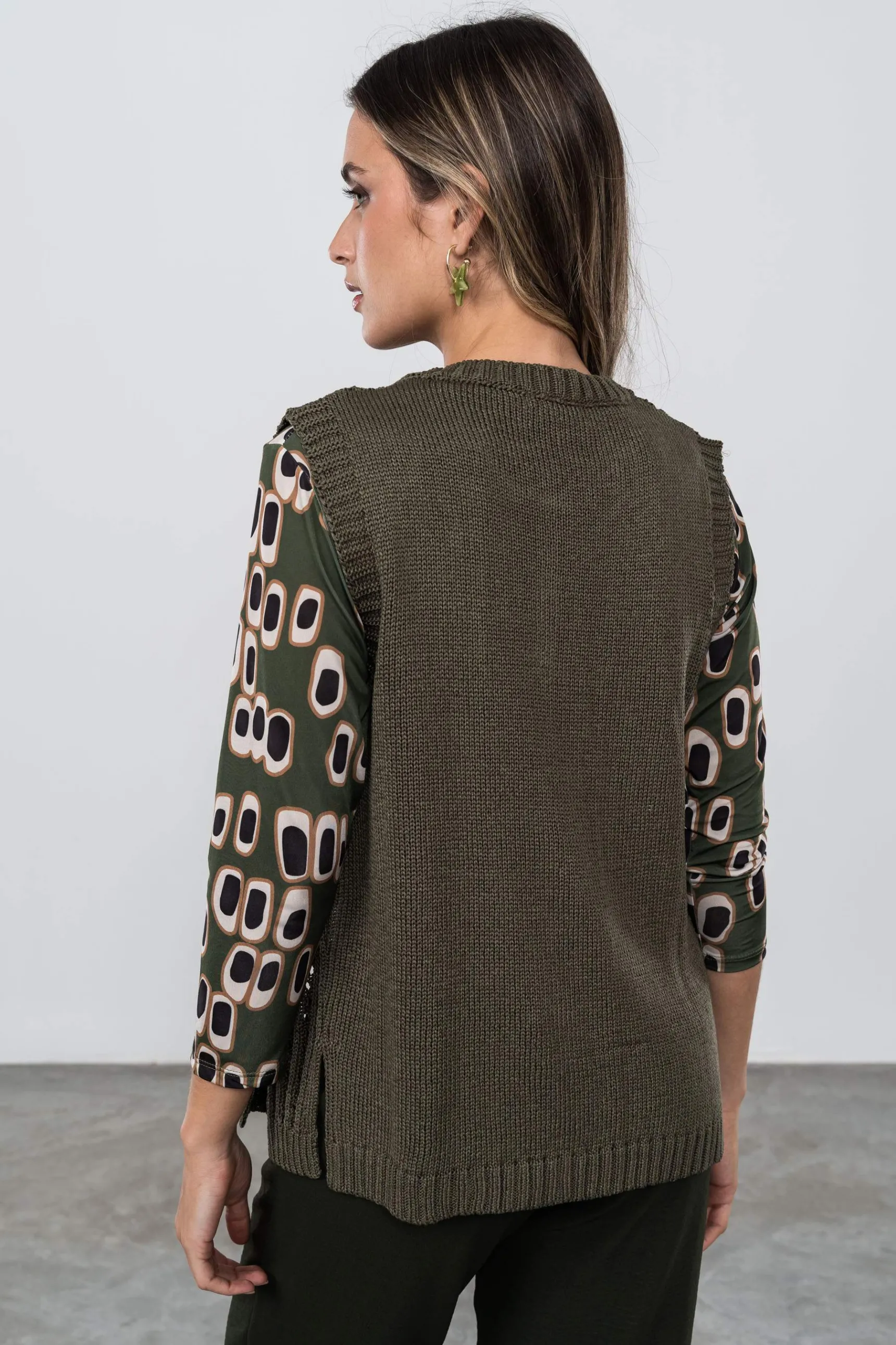 chaleco_calados_botones_k_7.webp Precchio Jerseys Y Cardigans<CHALECO CALADOS BOTONES KAKI