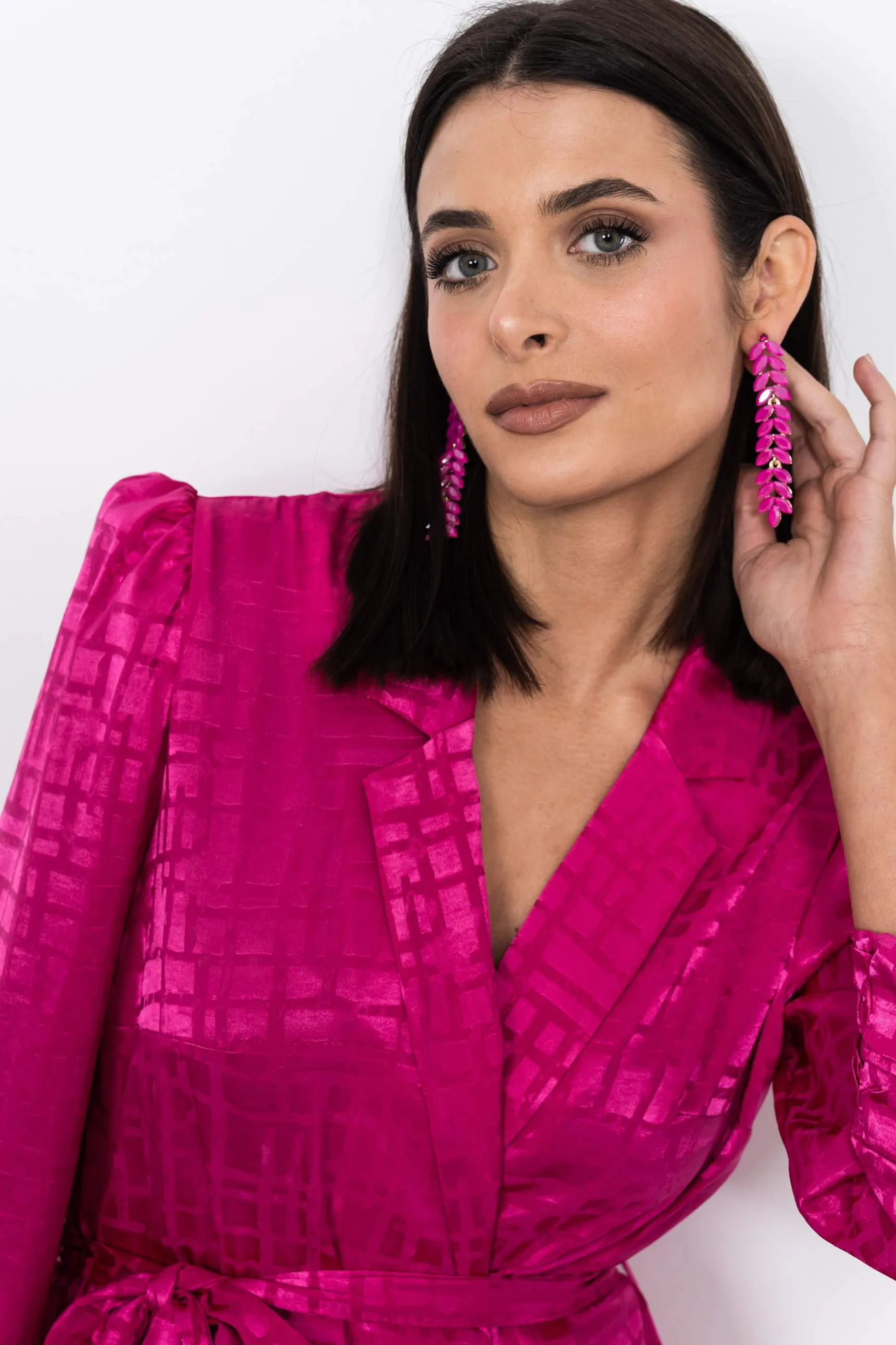 chaqueta_cinturn_satinado_3-1.webp Precchio Chaquetas<CHAQUETA CINTURÓN SATINADO FANTASÍA FUCSIA