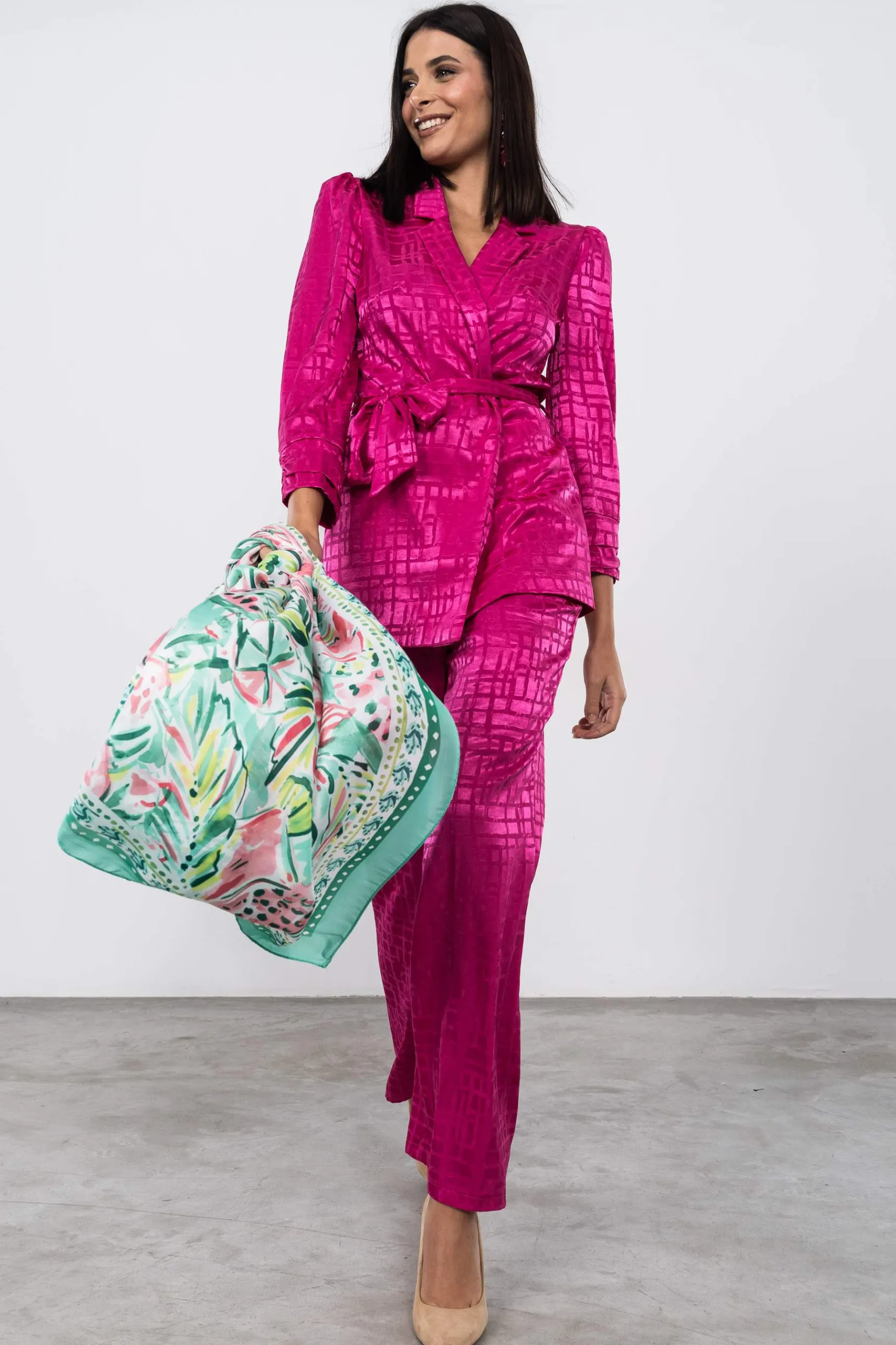 chaqueta_cinturn_satinado_4-1.webp Precchio Chaquetas<CHAQUETA CINTURÓN SATINADO FANTASÍA FUCSIA