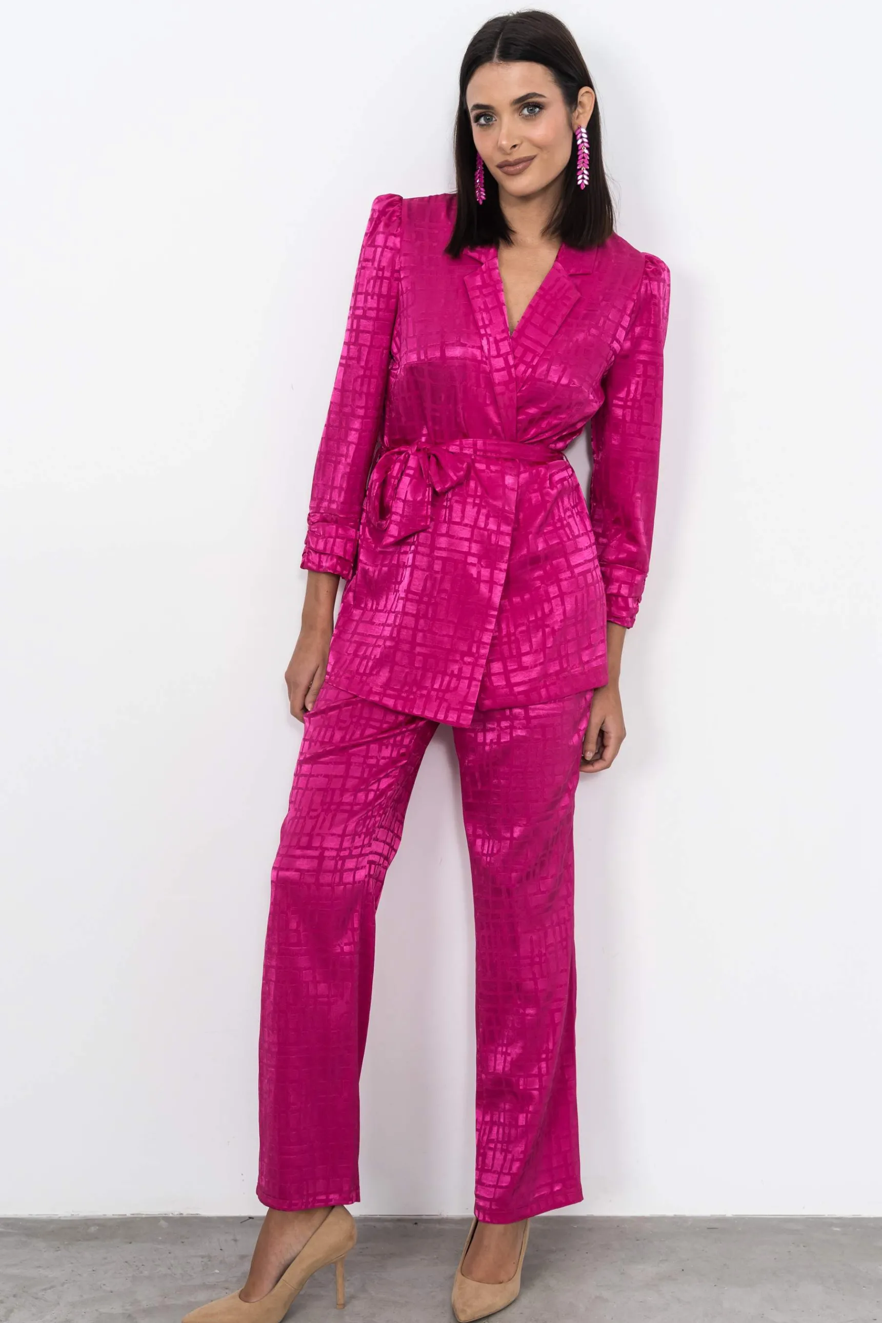 chaqueta_cinturn_satinado_7-1.webp Precchio Chaquetas<CHAQUETA CINTURÓN SATINADO FANTASÍA FUCSIA