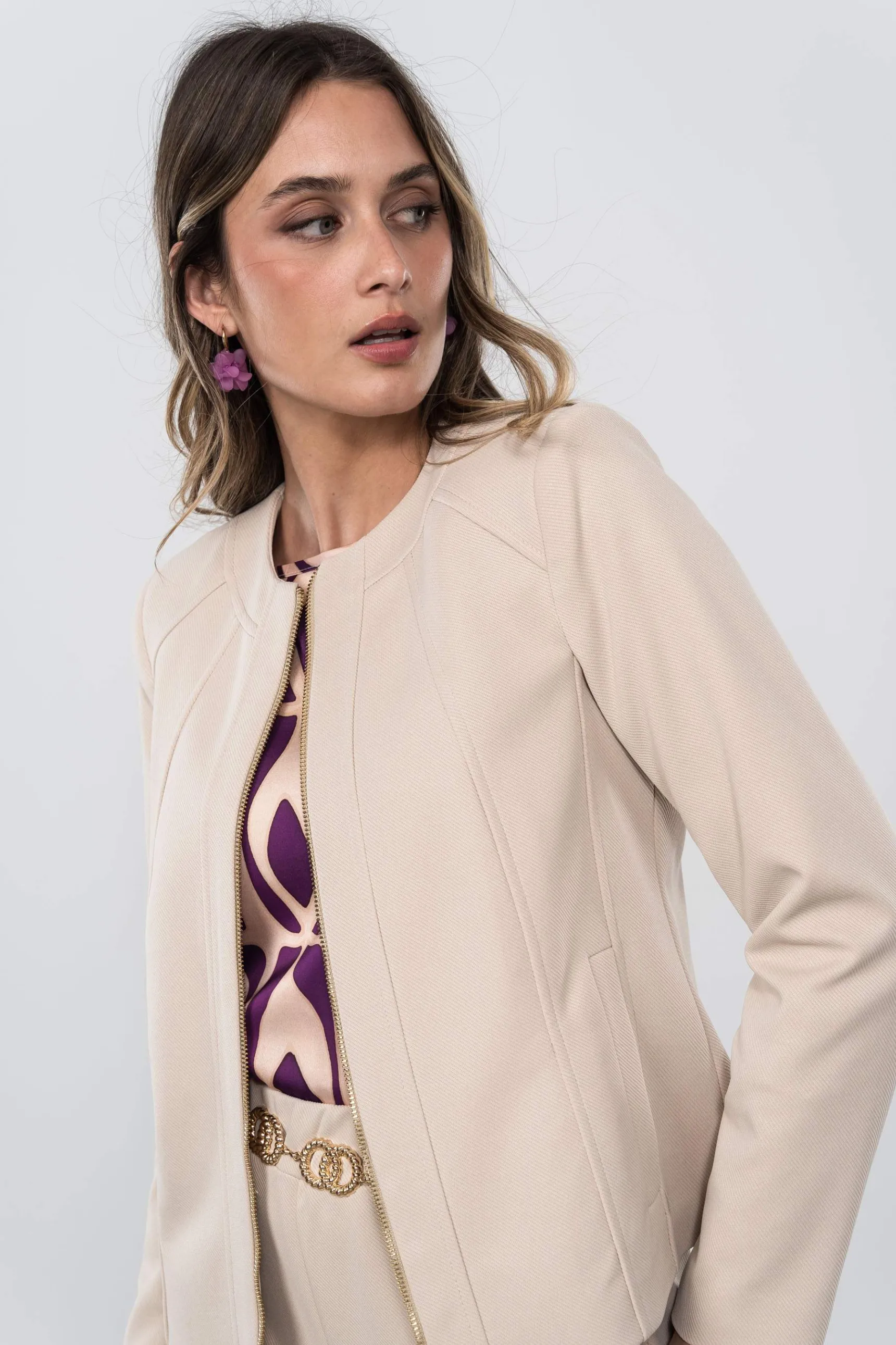 chaqueta_corte_cremallera_2-1.webp Precchio Chaquetas<CHAQUETA CORTE CREMALLERA BEIGE