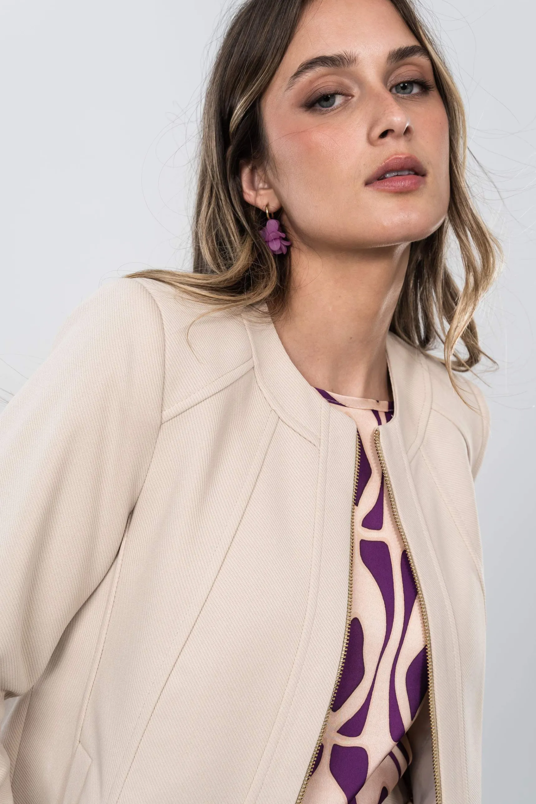 chaqueta_corte_cremallera_3-1.webp Precchio Chaquetas<CHAQUETA CORTE CREMALLERA BEIGE