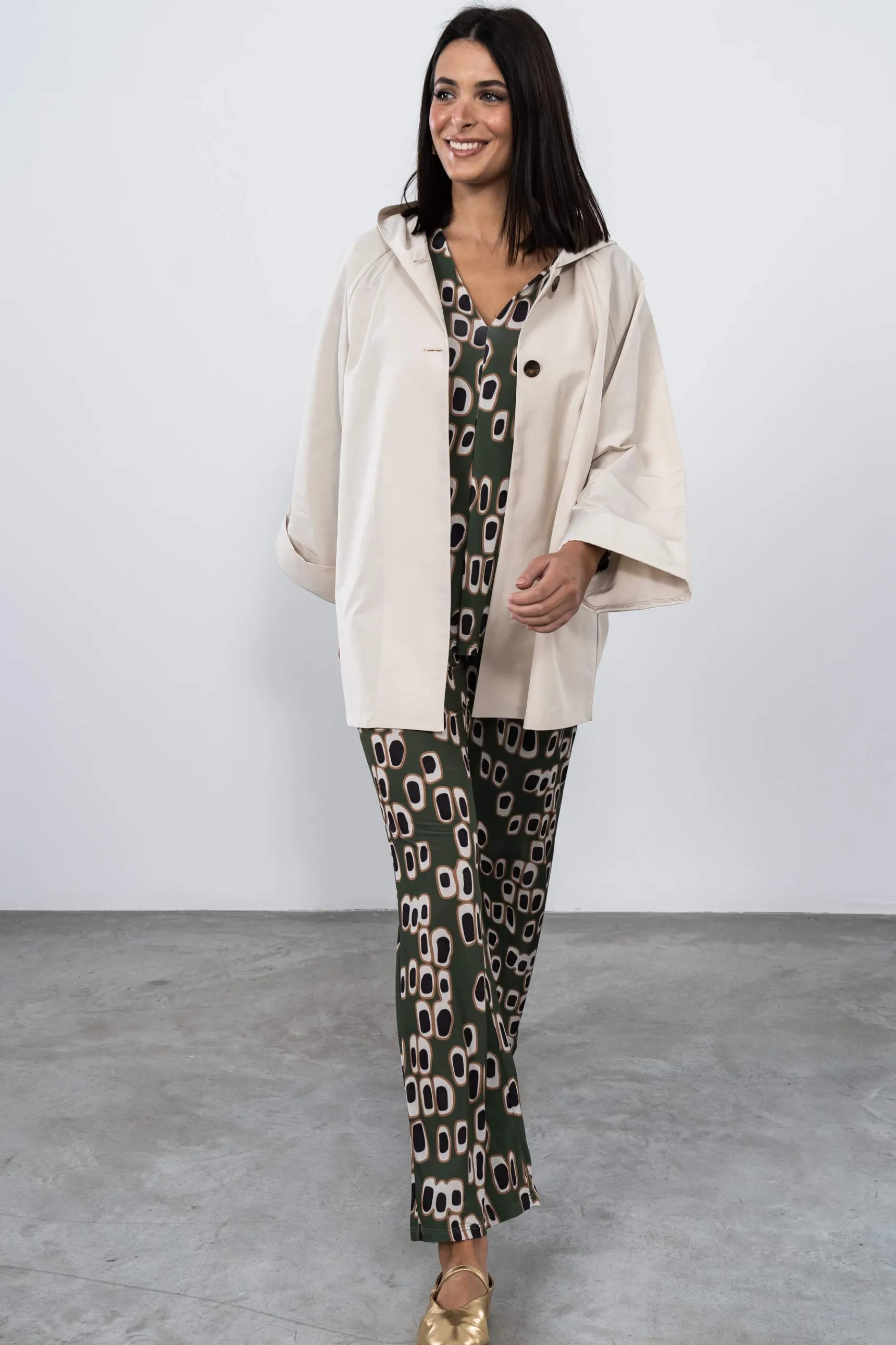 cortaviento_capucha_beige_5.webp Precchio Chaquetas<CORTAVIENTO CAPUCHA BEIGE