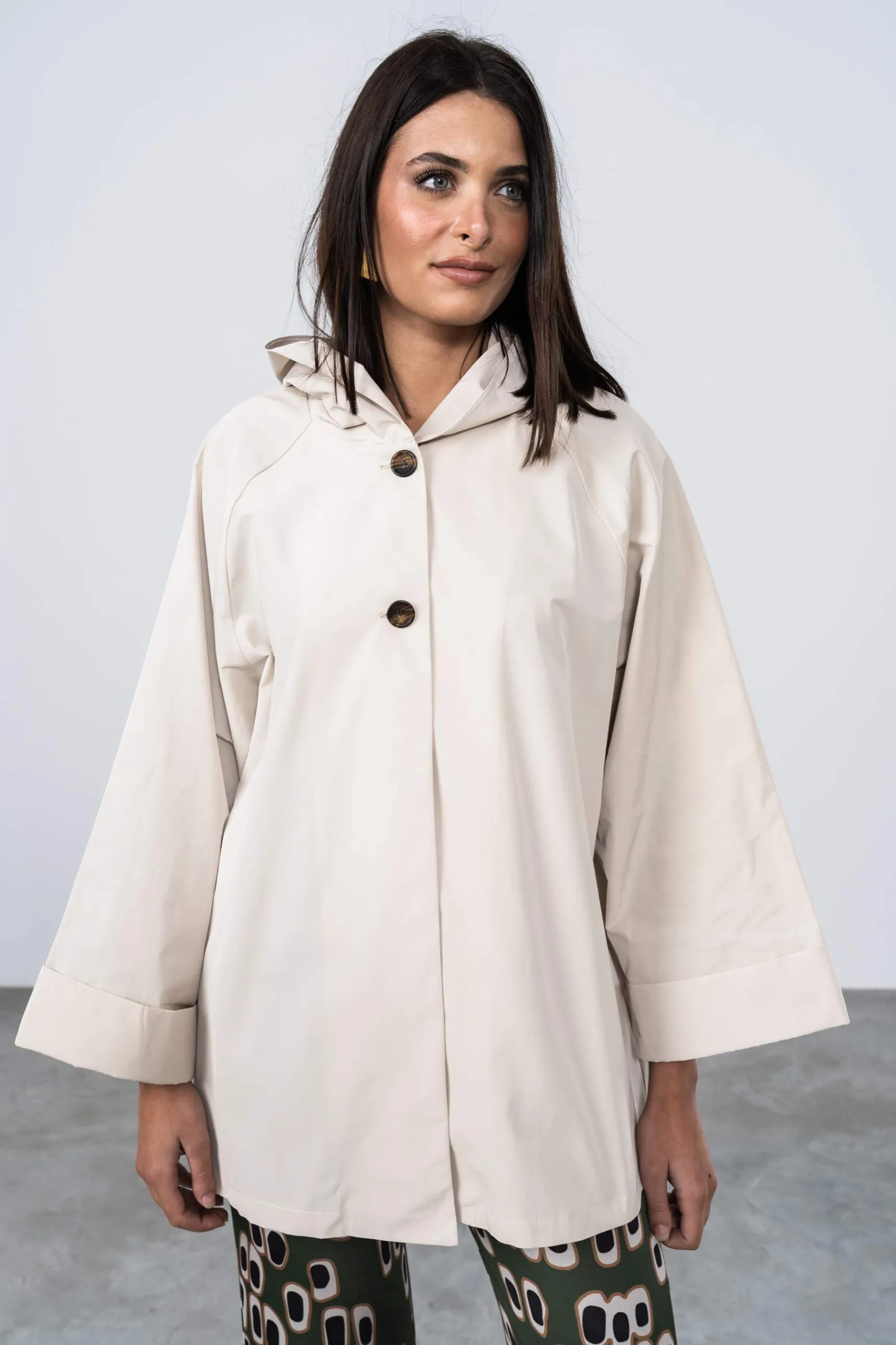 cortaviento_capucha_beige_6.webp Precchio Chaquetas<CORTAVIENTO CAPUCHA BEIGE