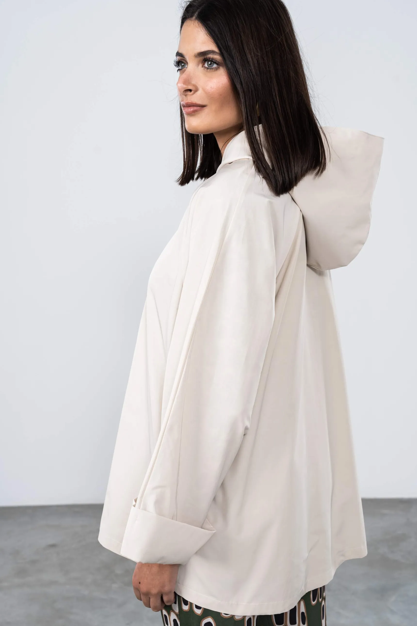cortaviento_capucha_beige_7.webp Precchio Chaquetas<CORTAVIENTO CAPUCHA BEIGE