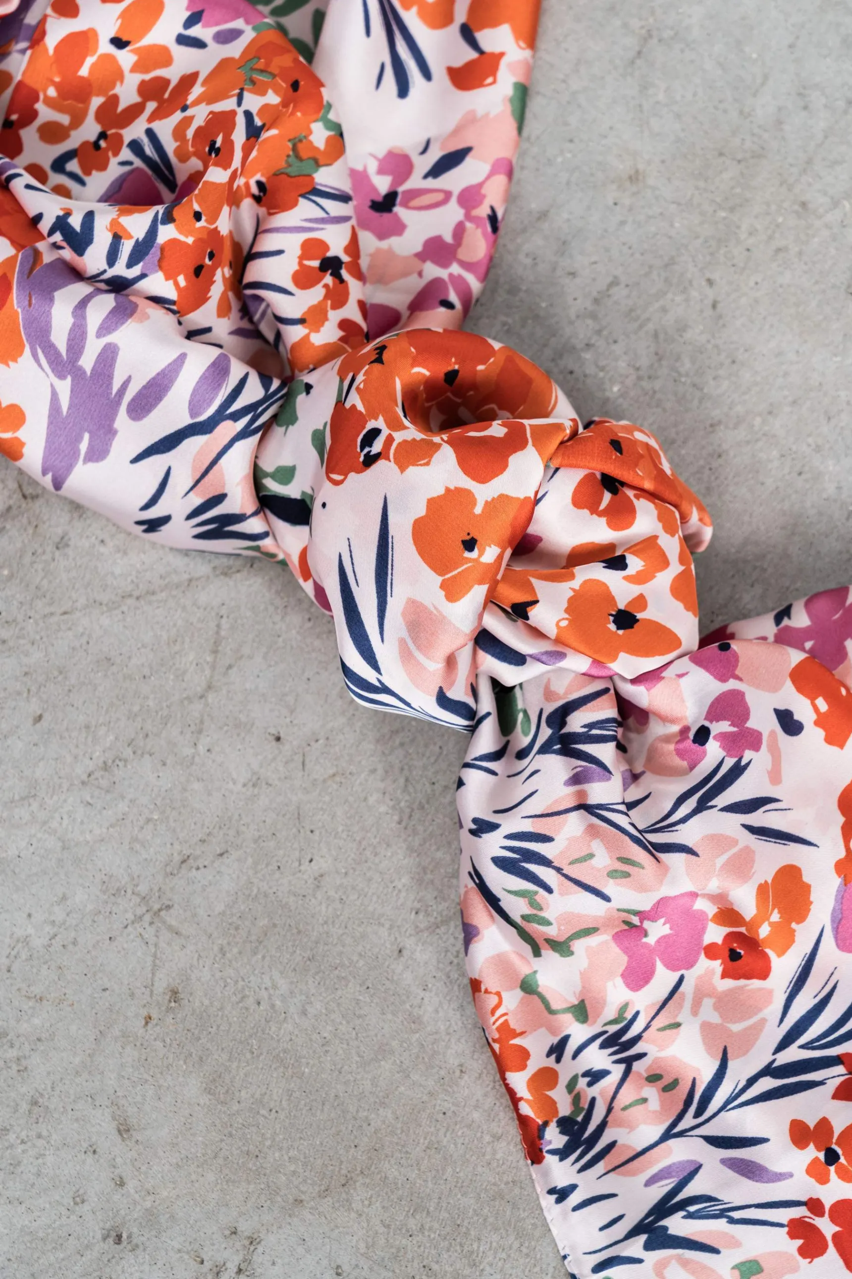 foulard_efecto_seda_flore_2-1.webp Precchio Foulards Y Estolas<FOULARD EFECTO SEDA FLORECITAS ROJO