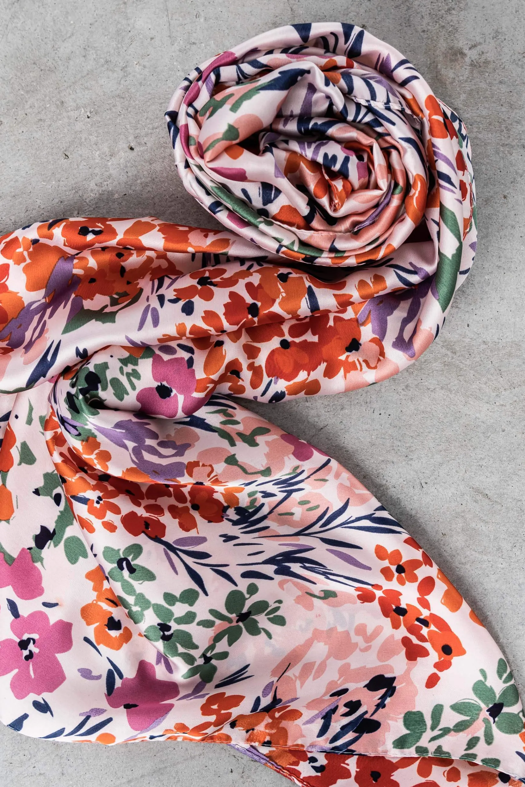 foulard_efecto_seda_flore_3-1.webp Precchio Foulards Y Estolas<FOULARD EFECTO SEDA FLORECITAS ROJO