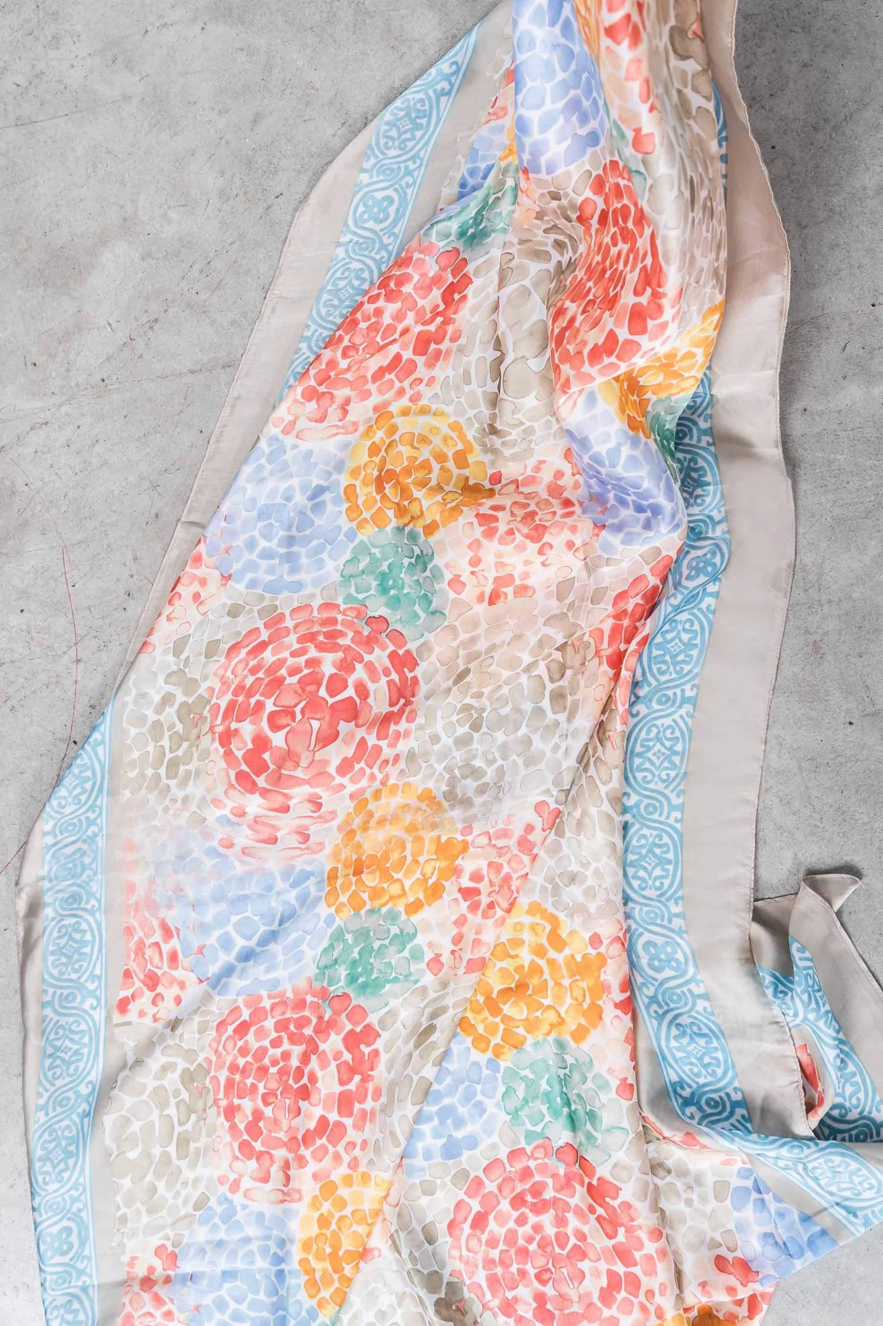 foulard_efecto_seda_mosai_2.webp Precchio Foulards Y Estolas<FOULARD EFECTO SEDA MOSAICO TAUPE