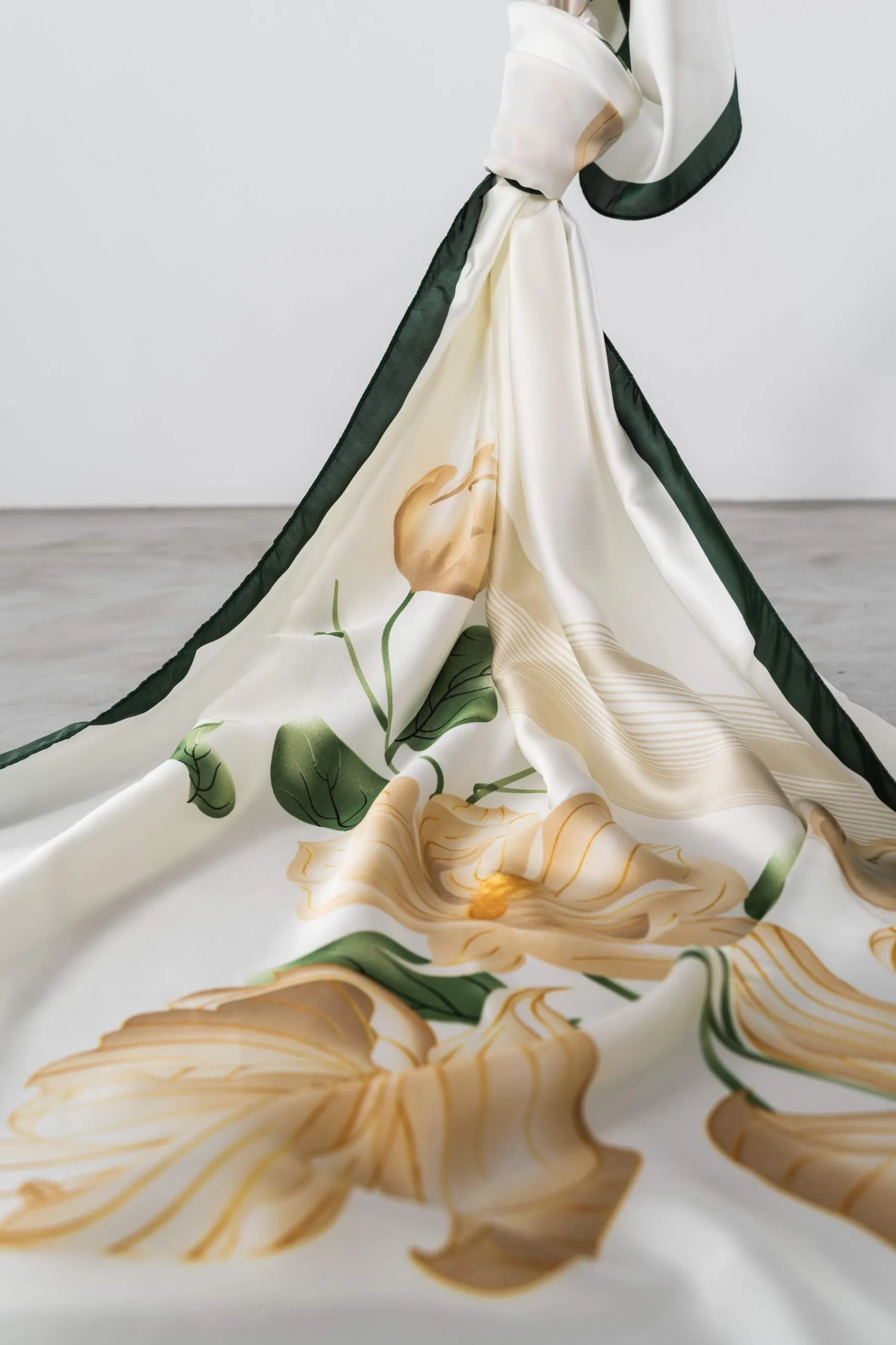 foulard_efecto_seda_ptalo_2-1.webp Precchio Foulards Y Estolas<FOULARD EFECTO SEDA PÉTALOS VERDE