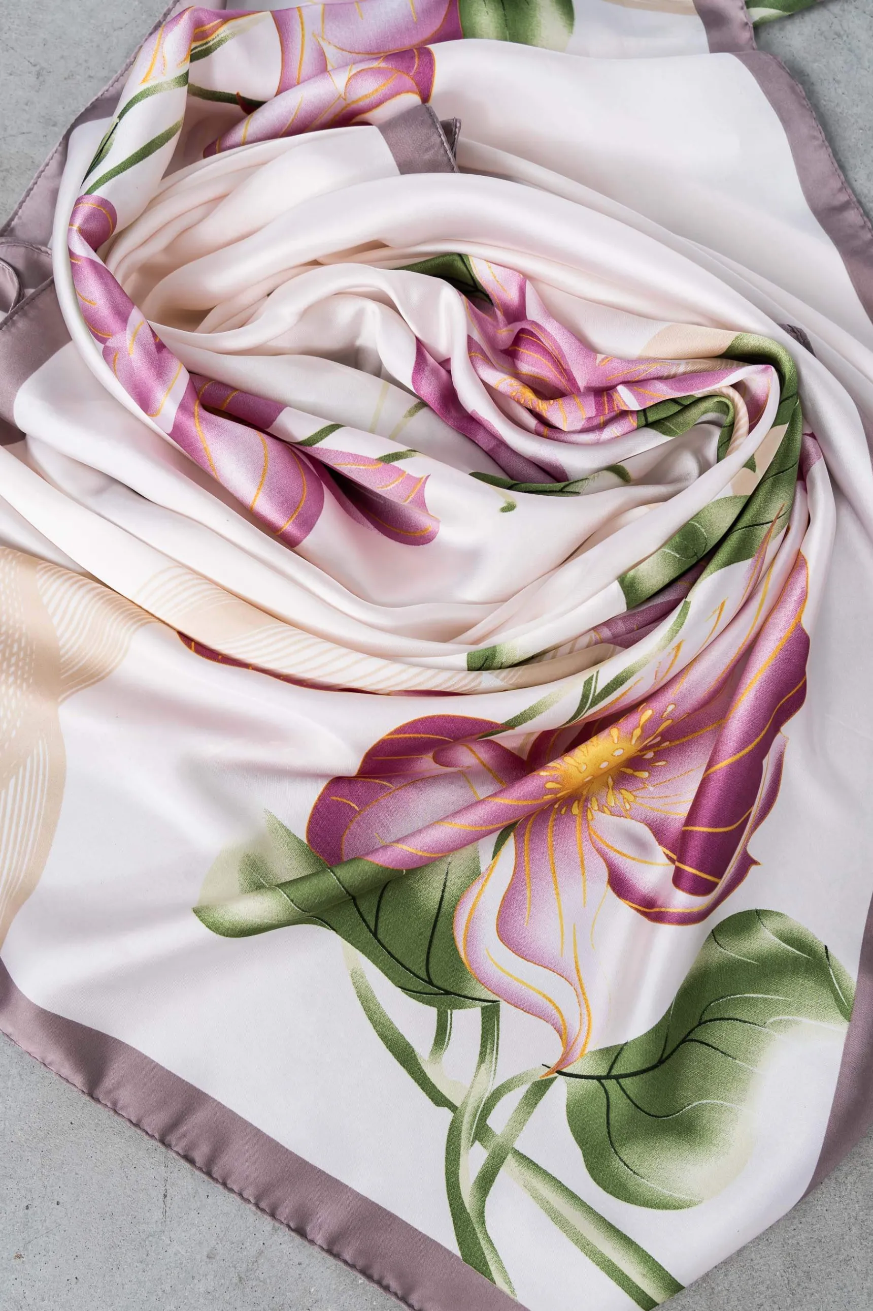 foulard_efecto_seda_ptalo_2.webp Precchio Foulards Y Estolas<FOULARD EFECTO SEDA PÉTALOS ROSA