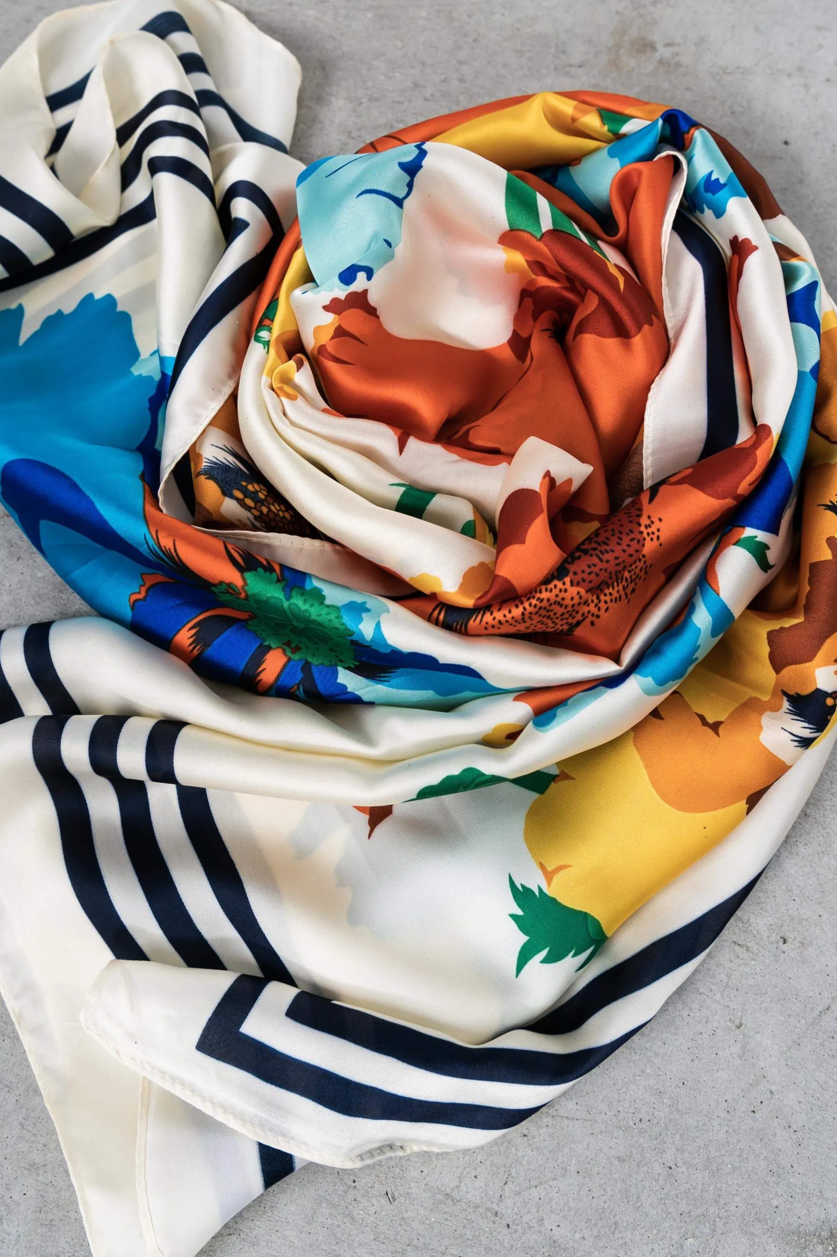 foulard_efecto_seda_rayas_2.webp Precchio Foulards Y Estolas<FOULARD EFECTO SEDA RAYAS AZUL