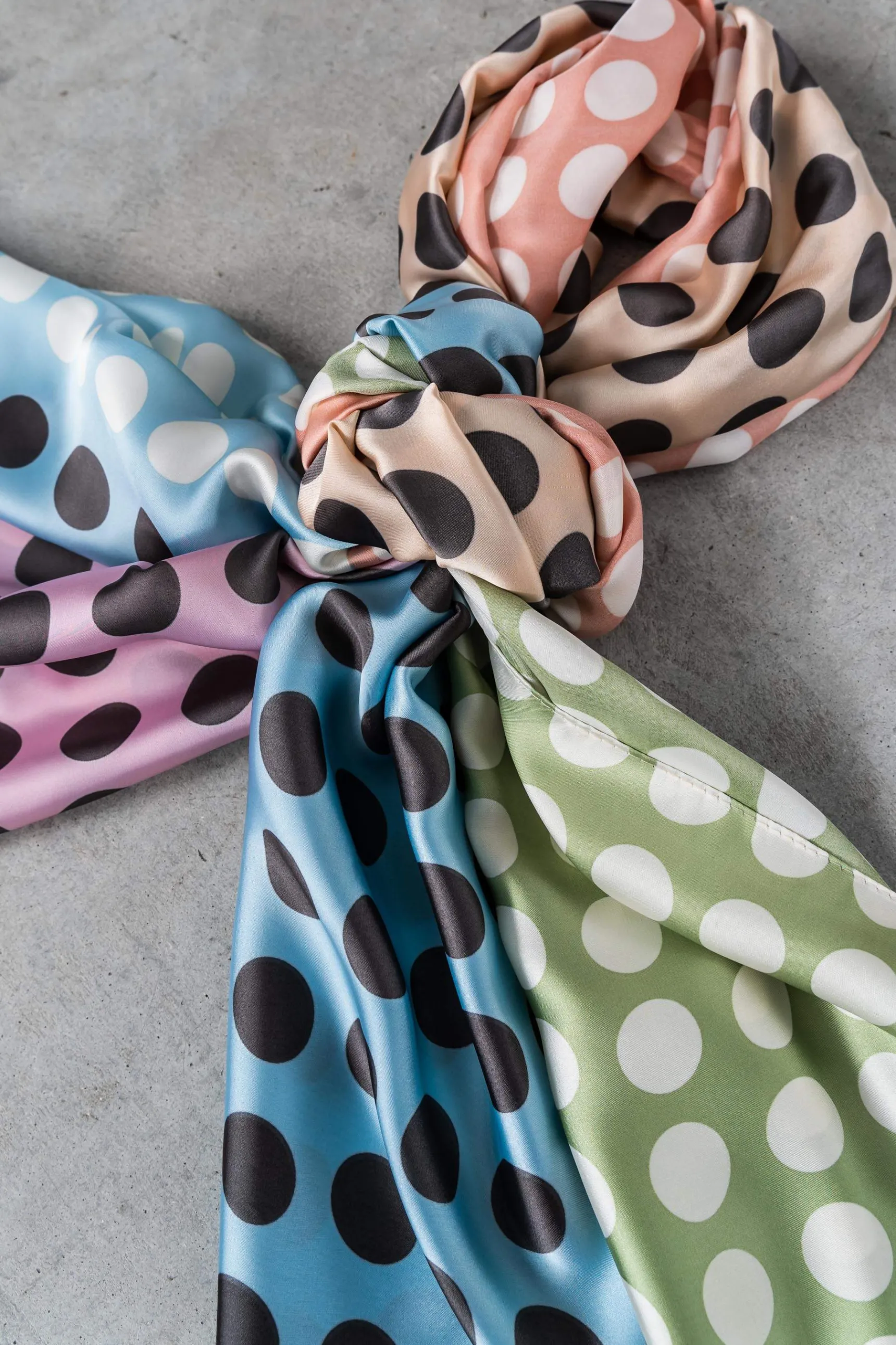 foulard_efecto_seda_topos_2.webp Precchio Foulards Y Estolas<FOULARD EFECTO SEDA TOPOS