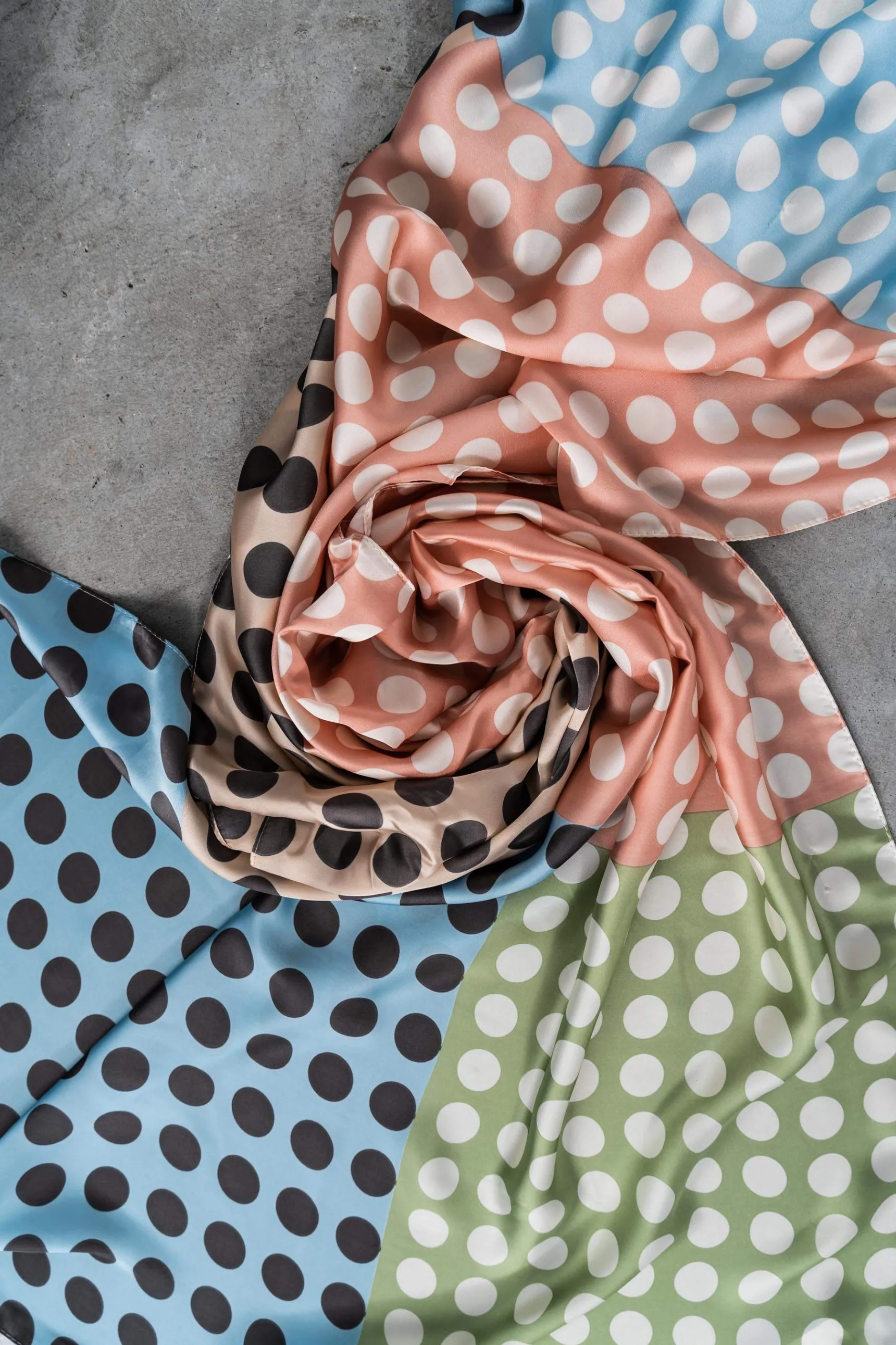 foulard_efecto_seda_topos_3.webp Precchio Foulards Y Estolas<FOULARD EFECTO SEDA TOPOS