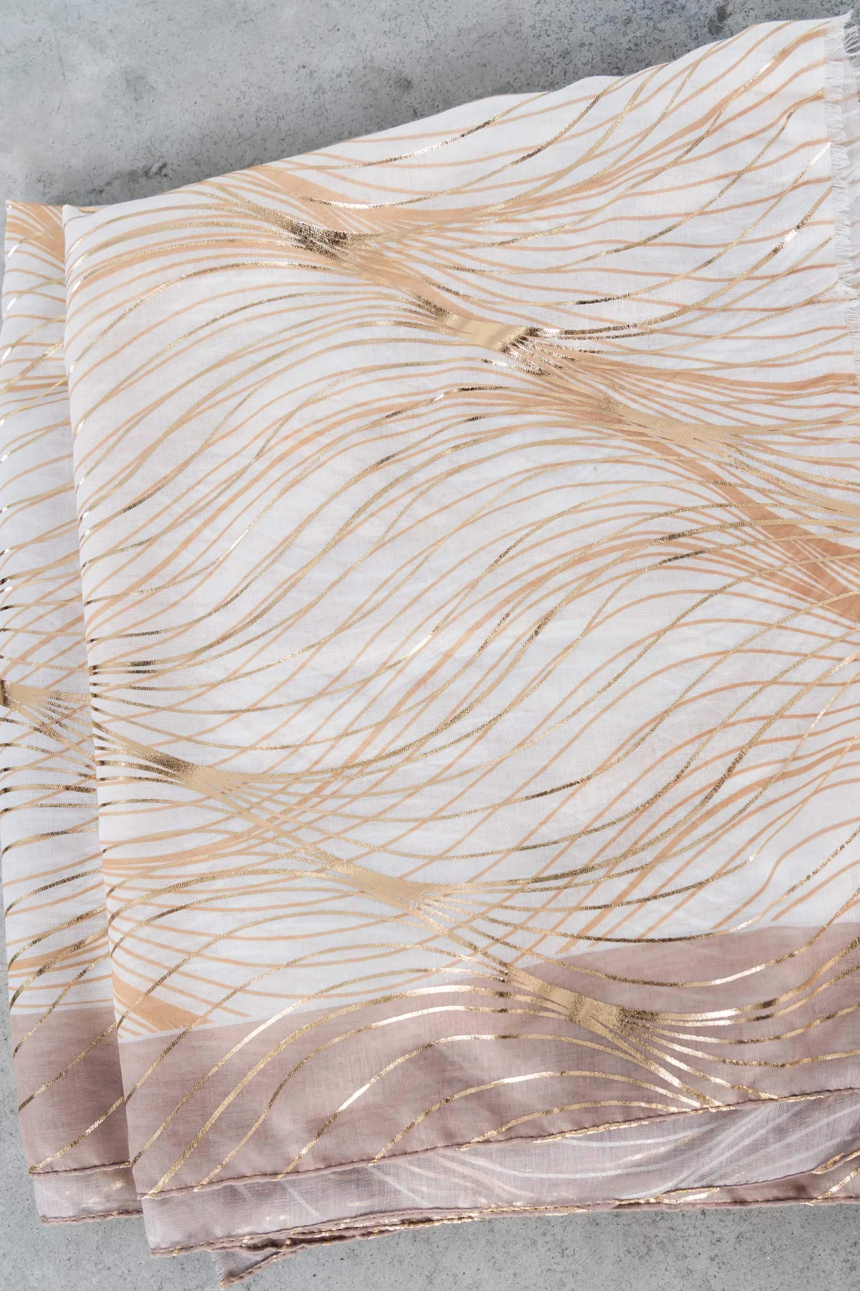 foulard_efecto_trazos_oro_3.webp Precchio Foulards Y Estolas<FOULARD EFECTO TRAZOS ORO