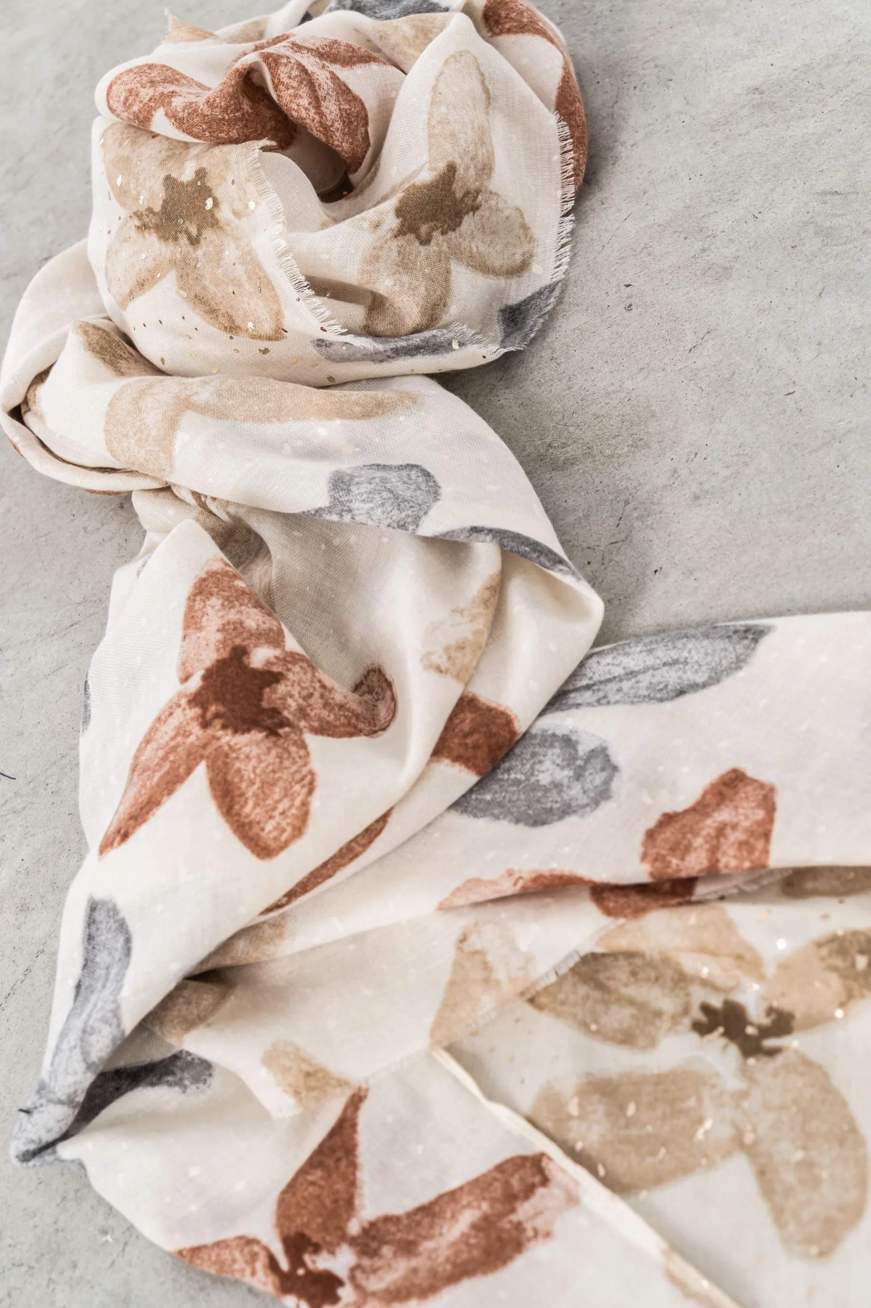 foulard_flores_oro_2.webp Precchio Foulards Y Estolas<FOULARD FLORES ORO