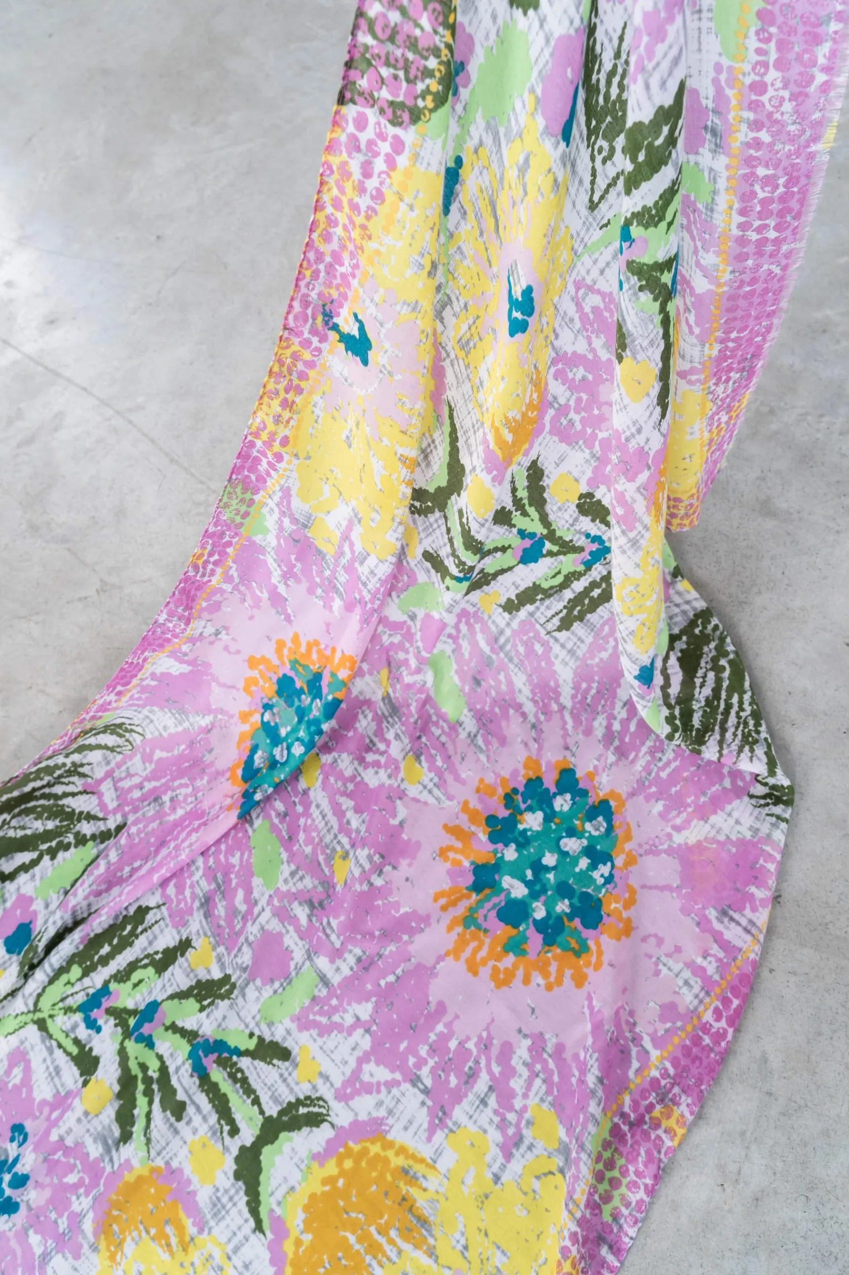 foulard_manchas_flor_rosa_3.webp Precchio Foulards Y Estolas<FOULARD MANCHAS FLOR ROSA