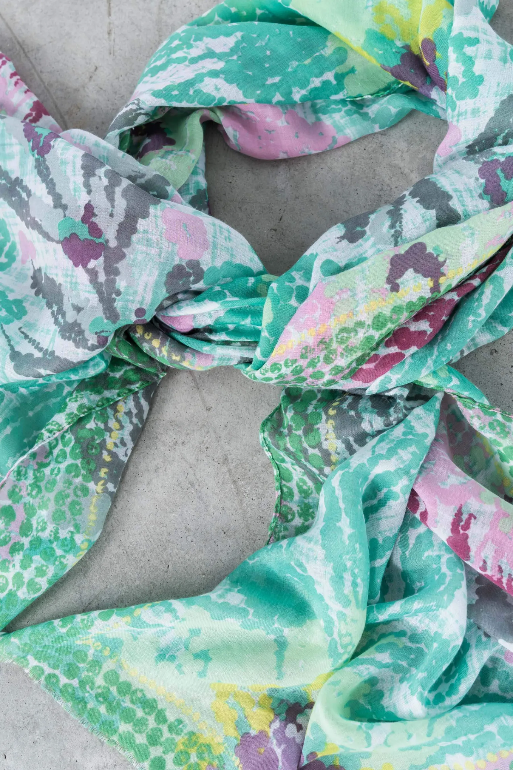 foulard_manchas_flor_verd_3.webp Precchio Foulards Y Estolas<FOULARD MANCHAS FLOR VERDE