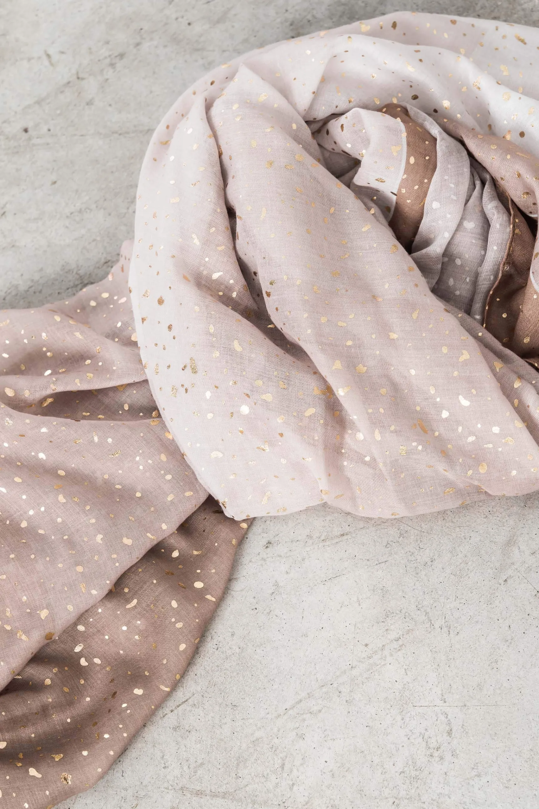 foulard_manchas_oro_2.webp Precchio Foulards Y Estolas<FOULARD MANCHAS ORO