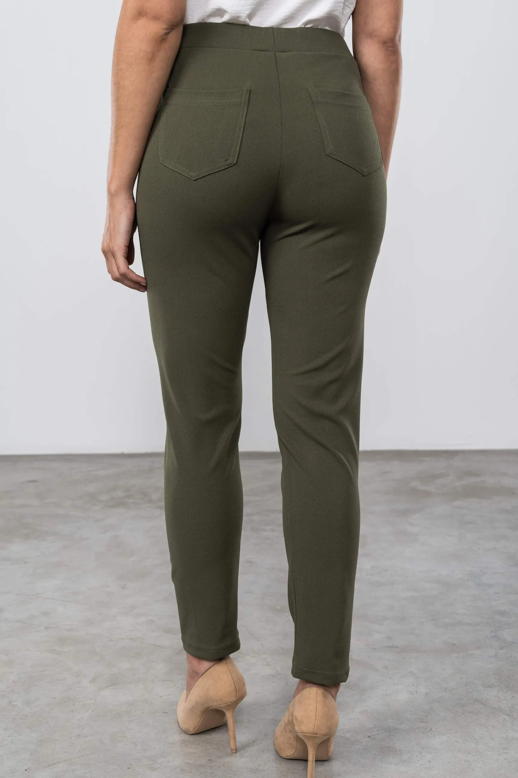 leggin__bolsillos_kaki_2.webp Precchio Pantalones<LEGGIN 5 BOLSILLOS KAKI
