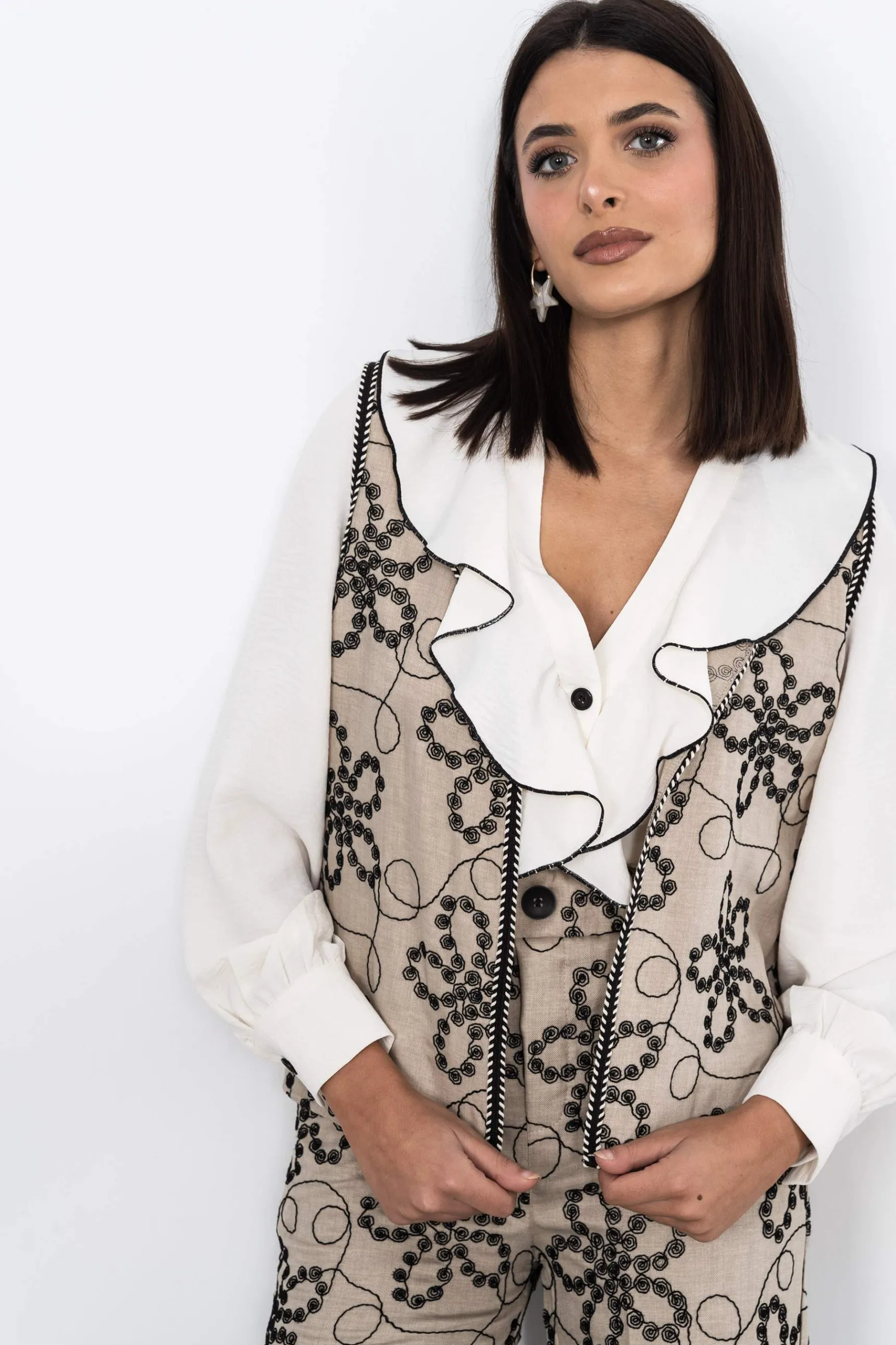 pantaln_bordados_beige_3.webp Precchio Pantalones<PANTALÓN BORDADOS BEIGE