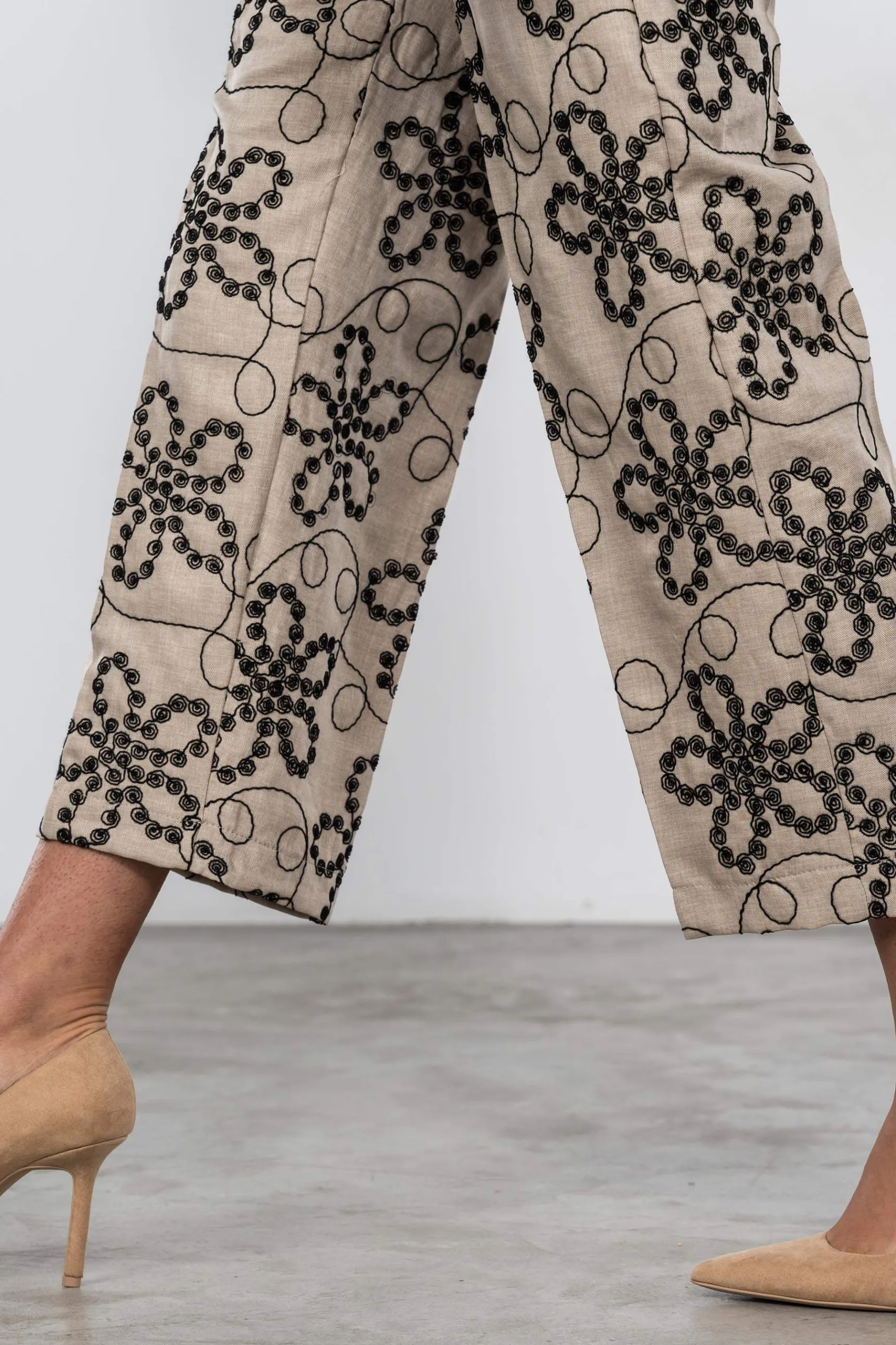 pantaln_bordados_beige_4.webp Precchio Pantalones<PANTALÓN BORDADOS BEIGE