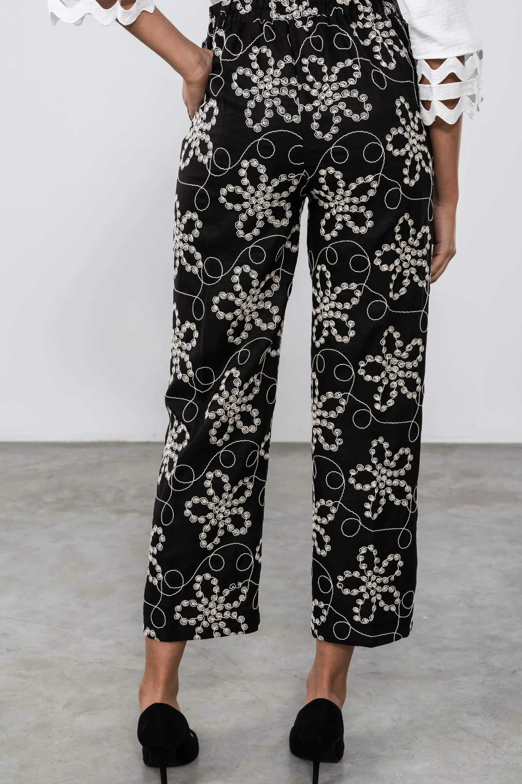 pantaln_bordados_negro_2.webp Precchio Pantalones<PANTALÓN BORDADOS NEGRO
