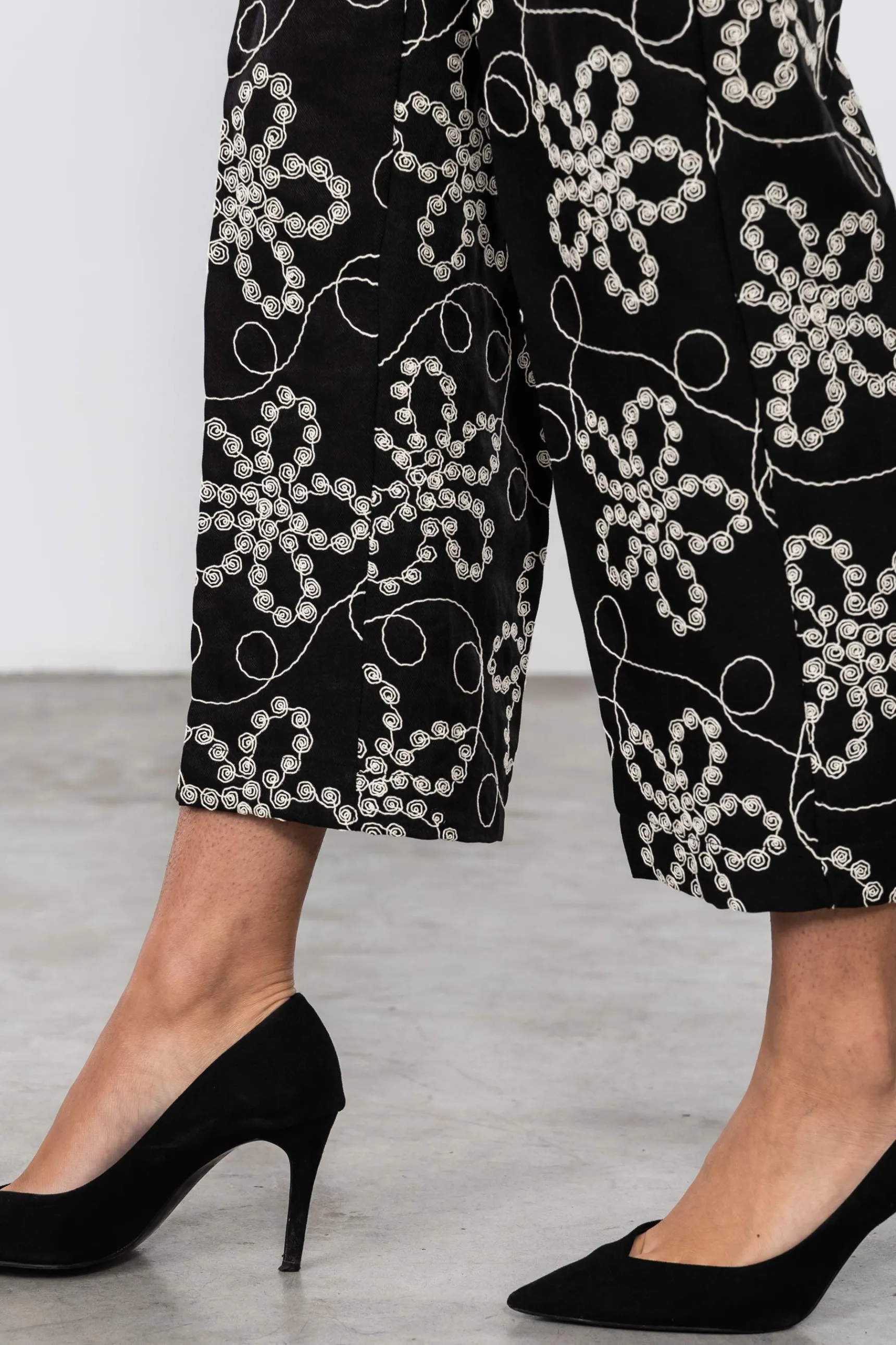 pantaln_bordados_negro_4.webp Precchio Pantalones<PANTALÓN BORDADOS NEGRO